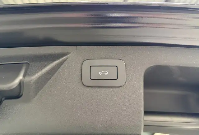 Land Rover Discovery Sport view 19