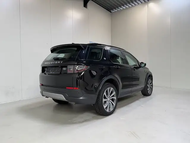 Land Rover Discovery Sport view 3