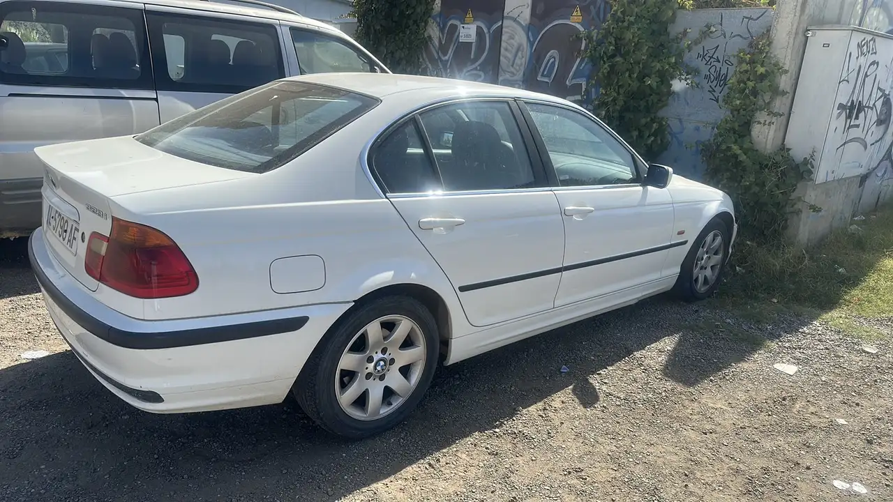 BMW 323i, foto 2