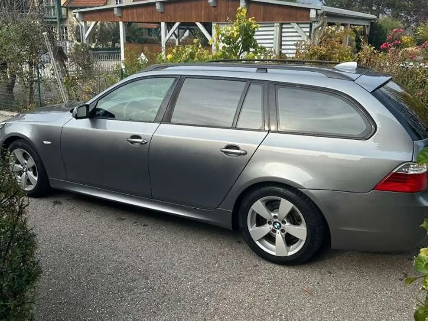 BMW 530 530d Touring Aut. Grau - 1