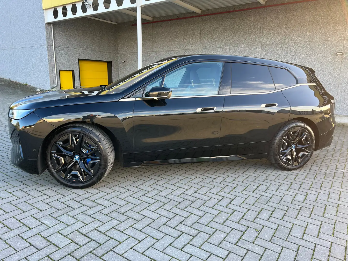 BMW iX xDrive40/ Msport/ Pano/ Trekh/ B&W/ 22”/ Laser Noir - 1