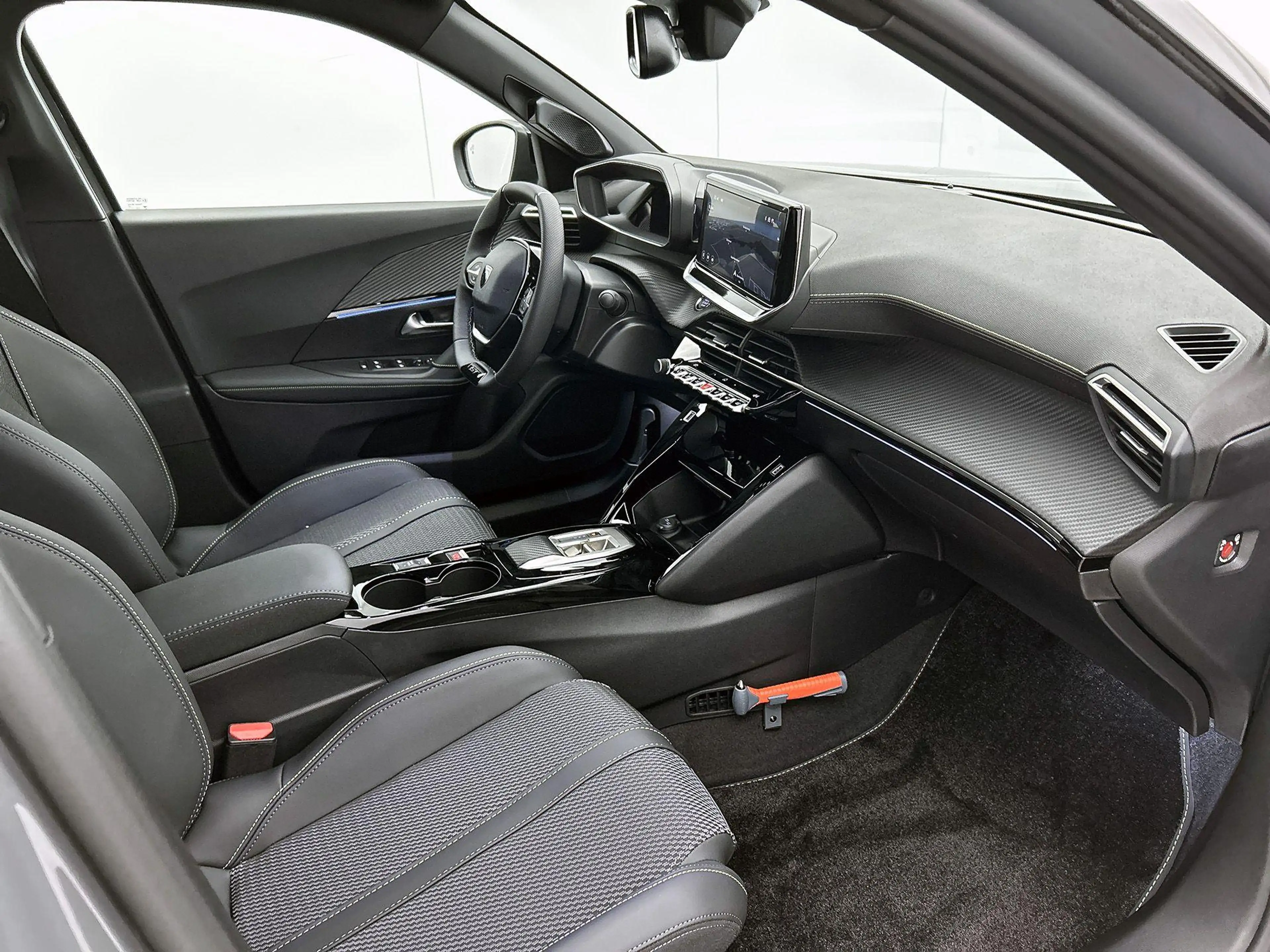 Peugeot 2008 1.2 Hybrid 145 GT — photo 12