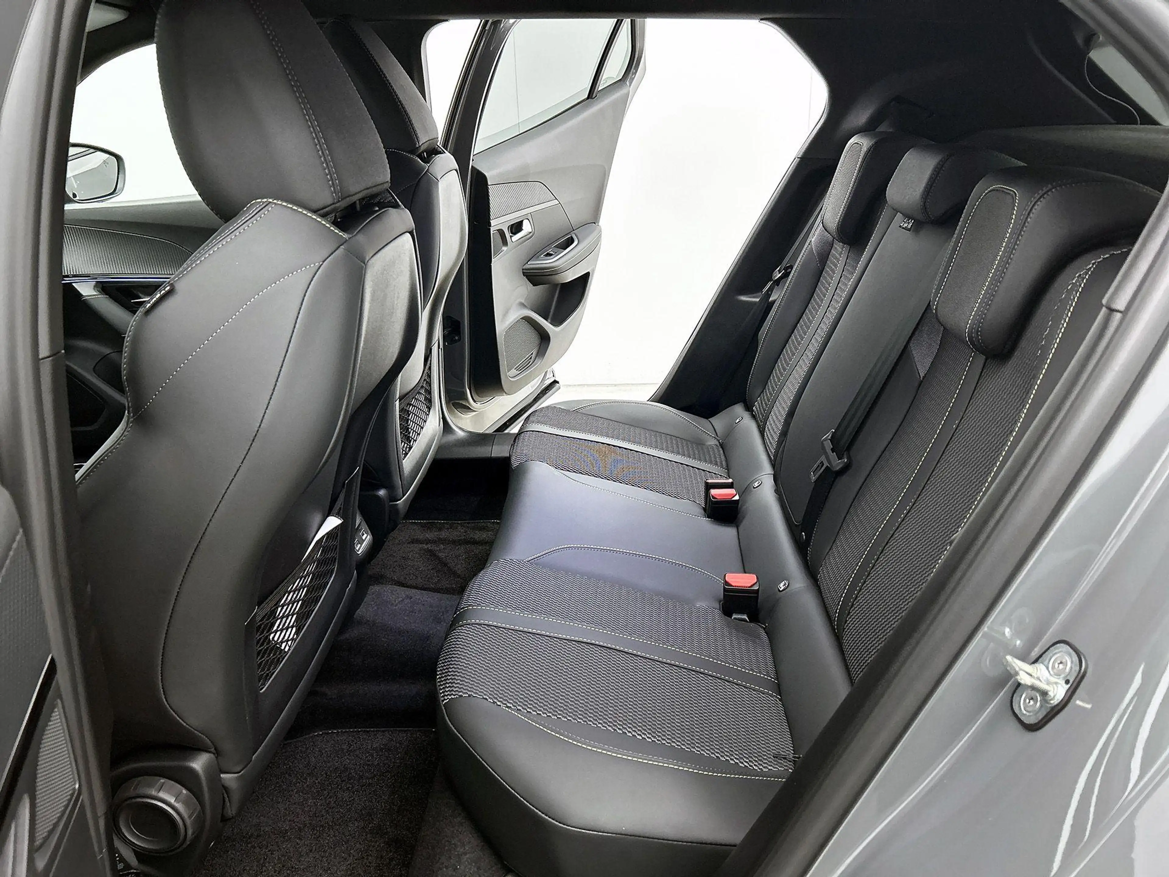 Peugeot 2008 1.2 Hybrid 145 GT — photo 13