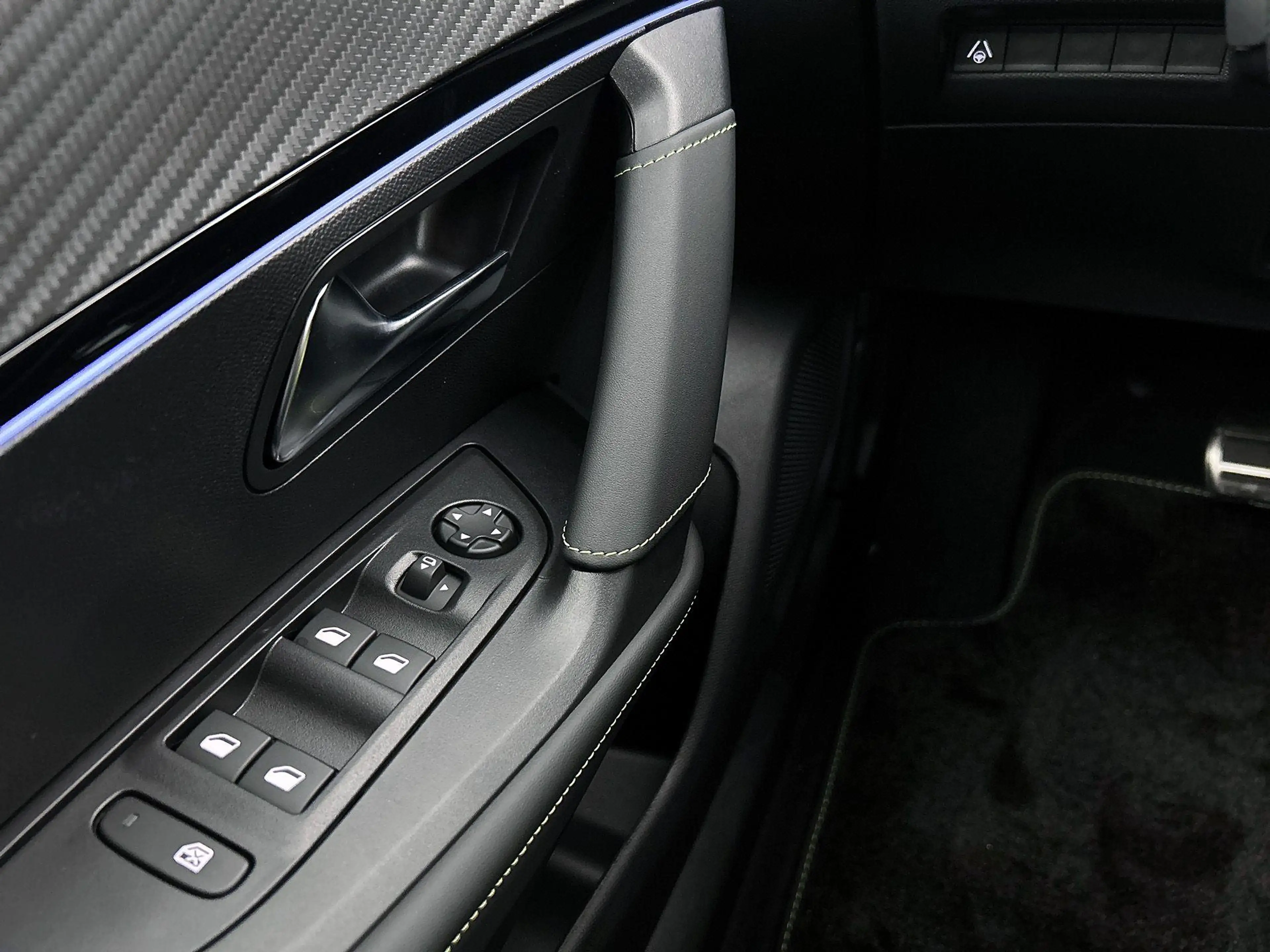 Peugeot 2008 1.2 Hybrid 145 GT — photo 15