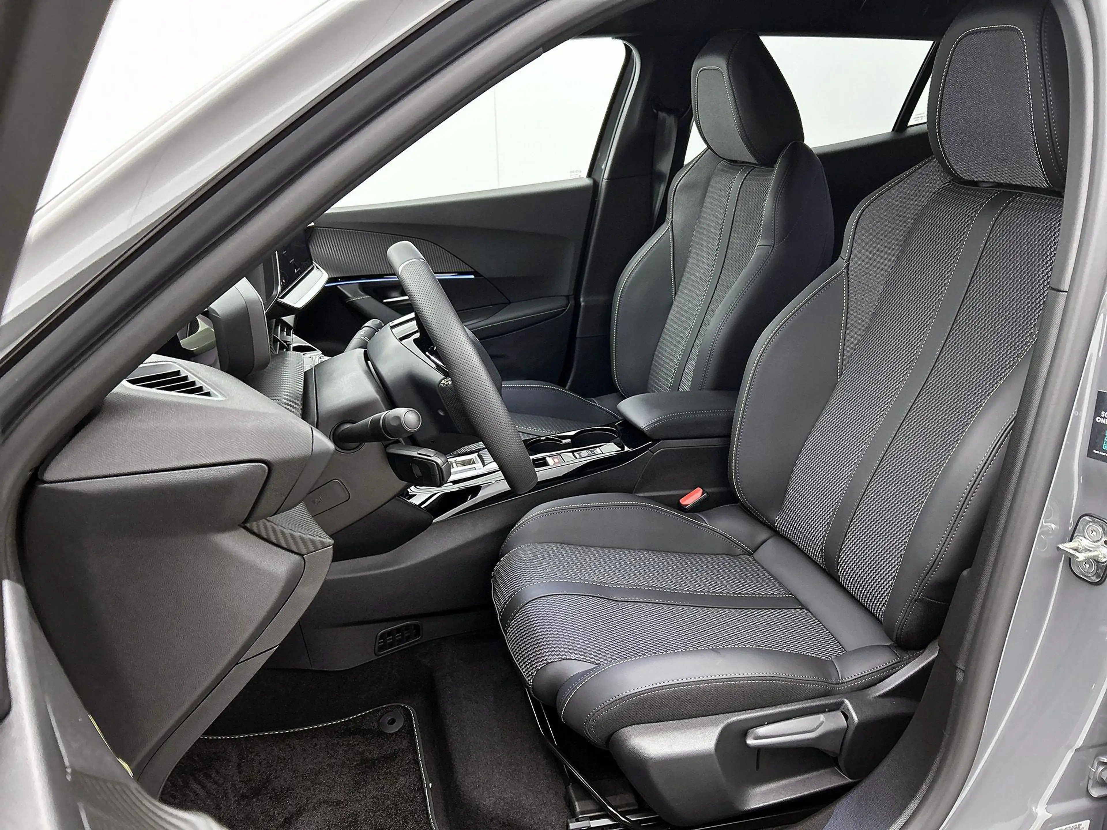 Peugeot 2008 1.2 Hybrid 145 GT — photo 9
