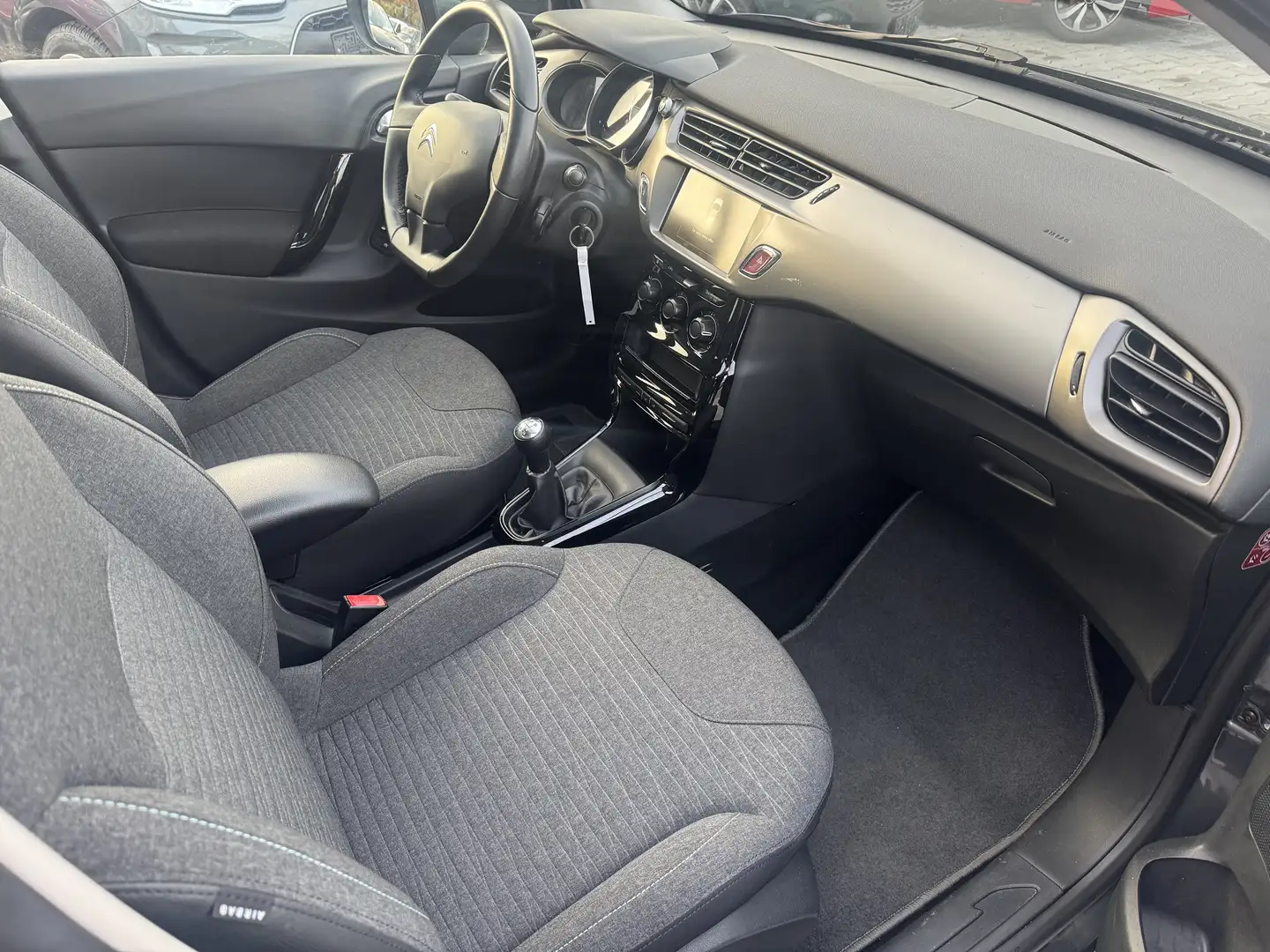 Citroen C3 1,2 Selection / Panorama-Dach / Klima Grau - 2