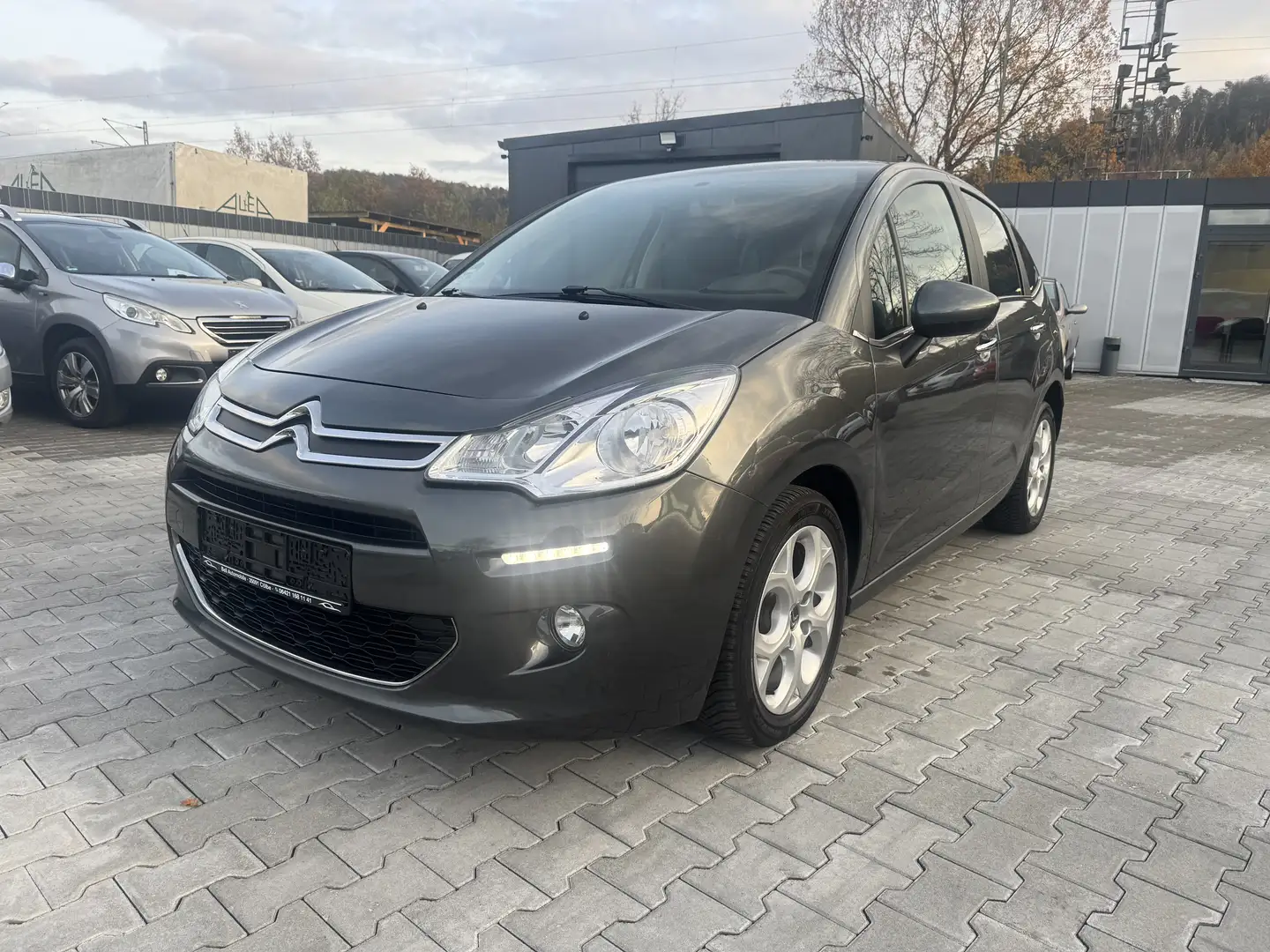 Citroen C3 1,2 Selection / Panorama-Dach / Klima Grau - 1