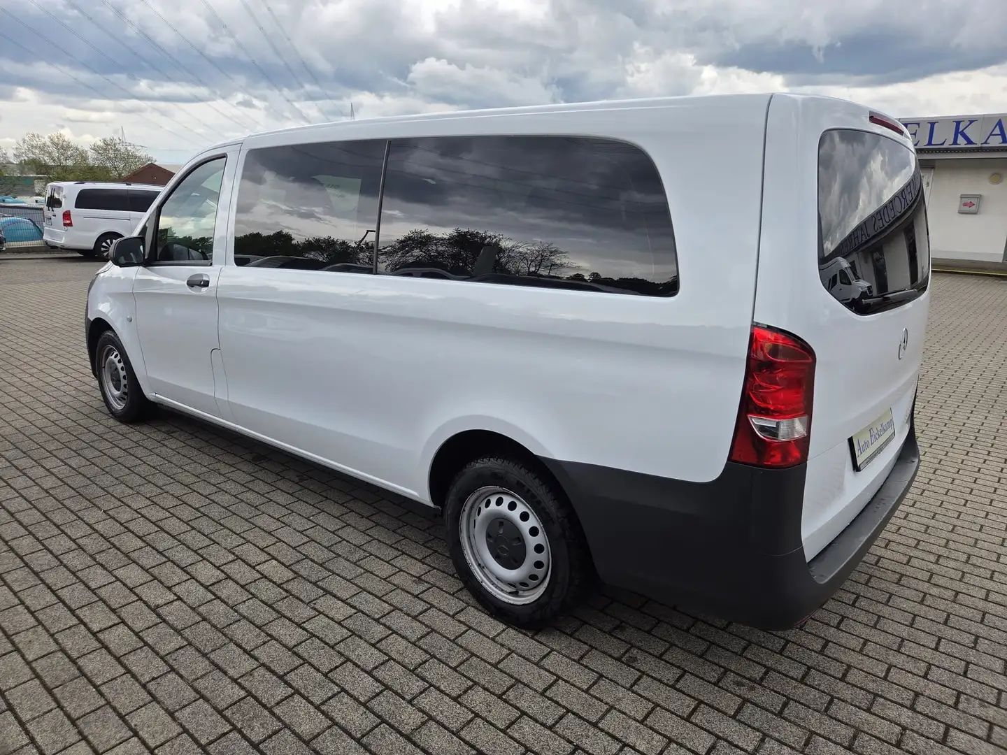 Mercedes-Benz Vito 114 BT 9G Tourer Pro extralang NAVI KLIMA SHZ 8SI Weiß - 2