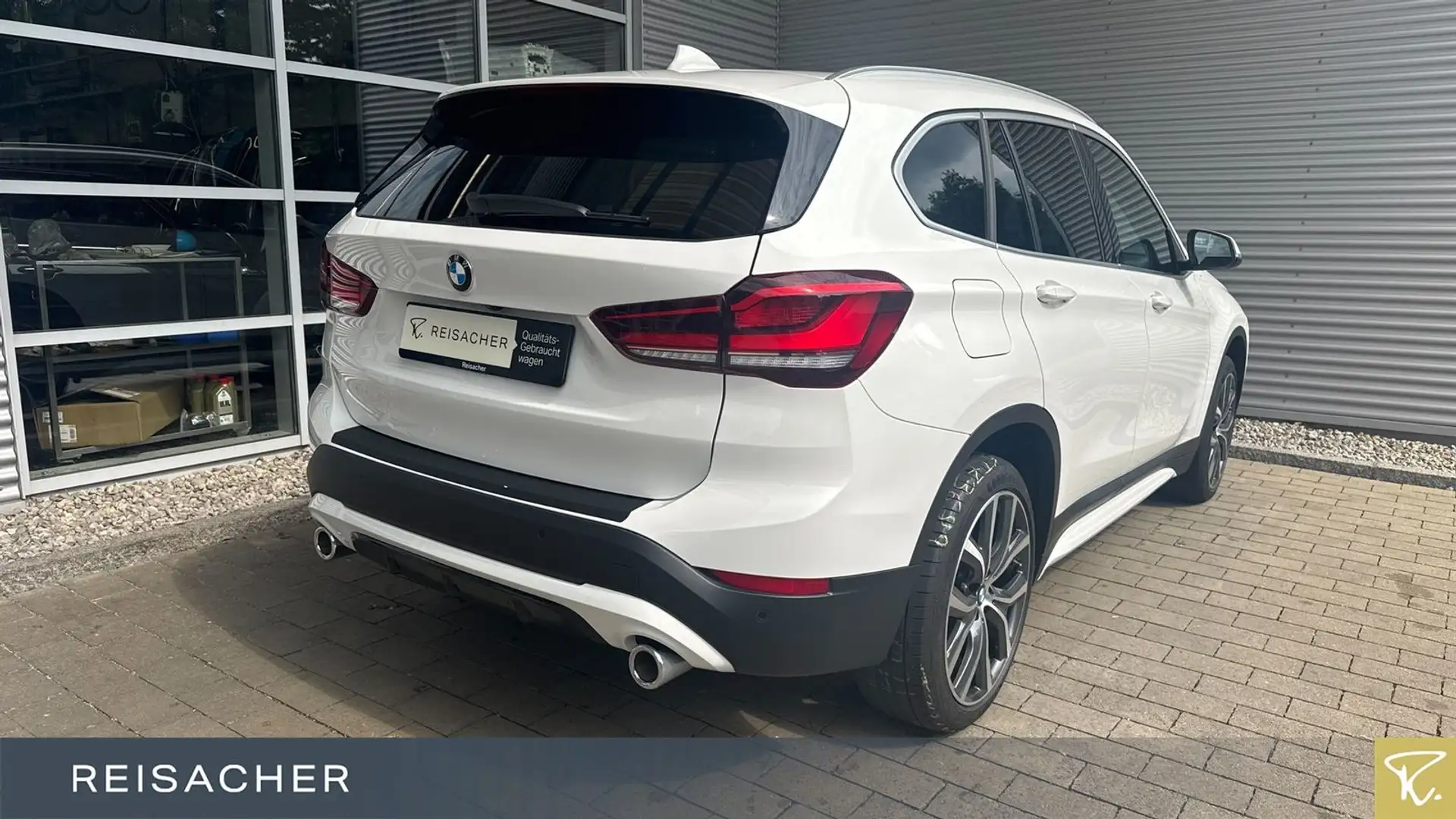 BMW X1 sDrive20dA Sport-Line Navi HUD adLED AHK RüKa Wit - 2