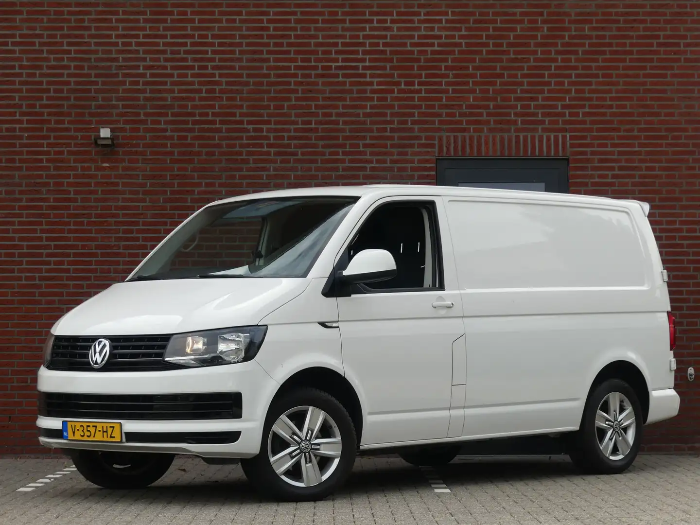 Volkswagen T6 Transporter 2.0 TDI 150PK Airco/Trekhaak//Cruise control Weiß - 1