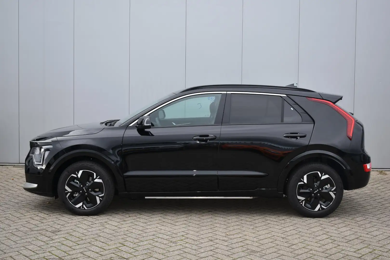 Kia e-Niro EV Light Advanced 64.8 kWh Lease vanaf €589,- p/m! Zwart - 2