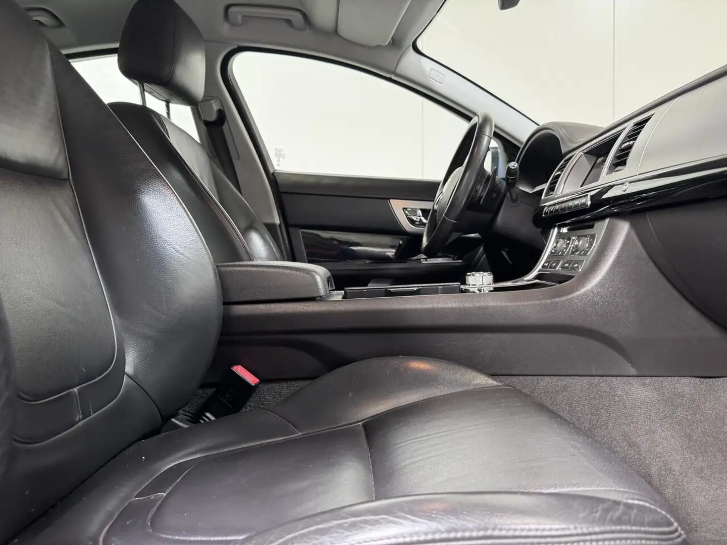 Jaguar XF 2.2d Autom. - Airco - GPS - Topstaat! Gris - 2