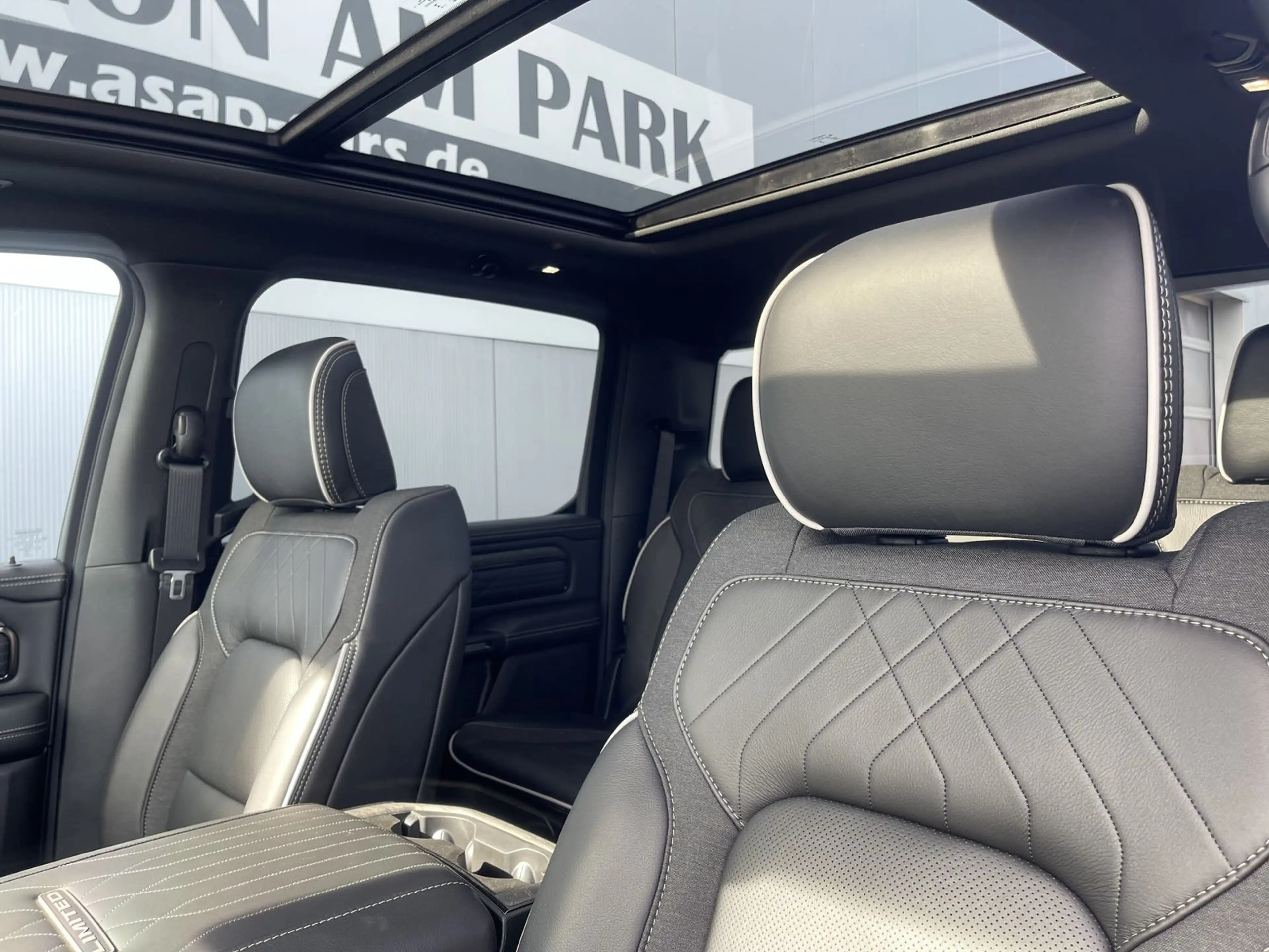 Dodge RAM 1500 Crew Cab Limited 5,7 HEMI V8 — photo 11