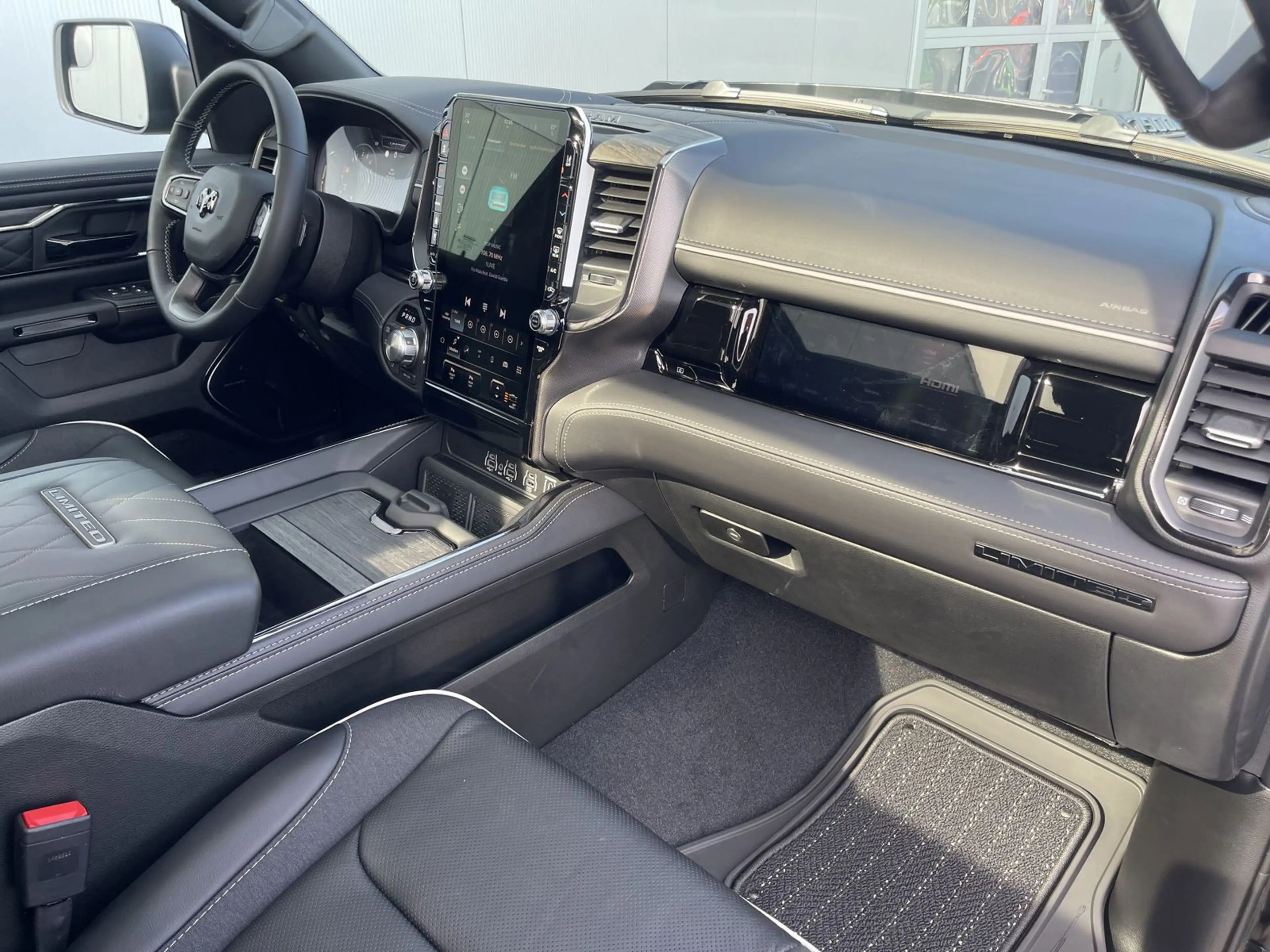 Dodge RAM 1500 Crew Cab Limited 5,7 HEMI V8 — photo 9