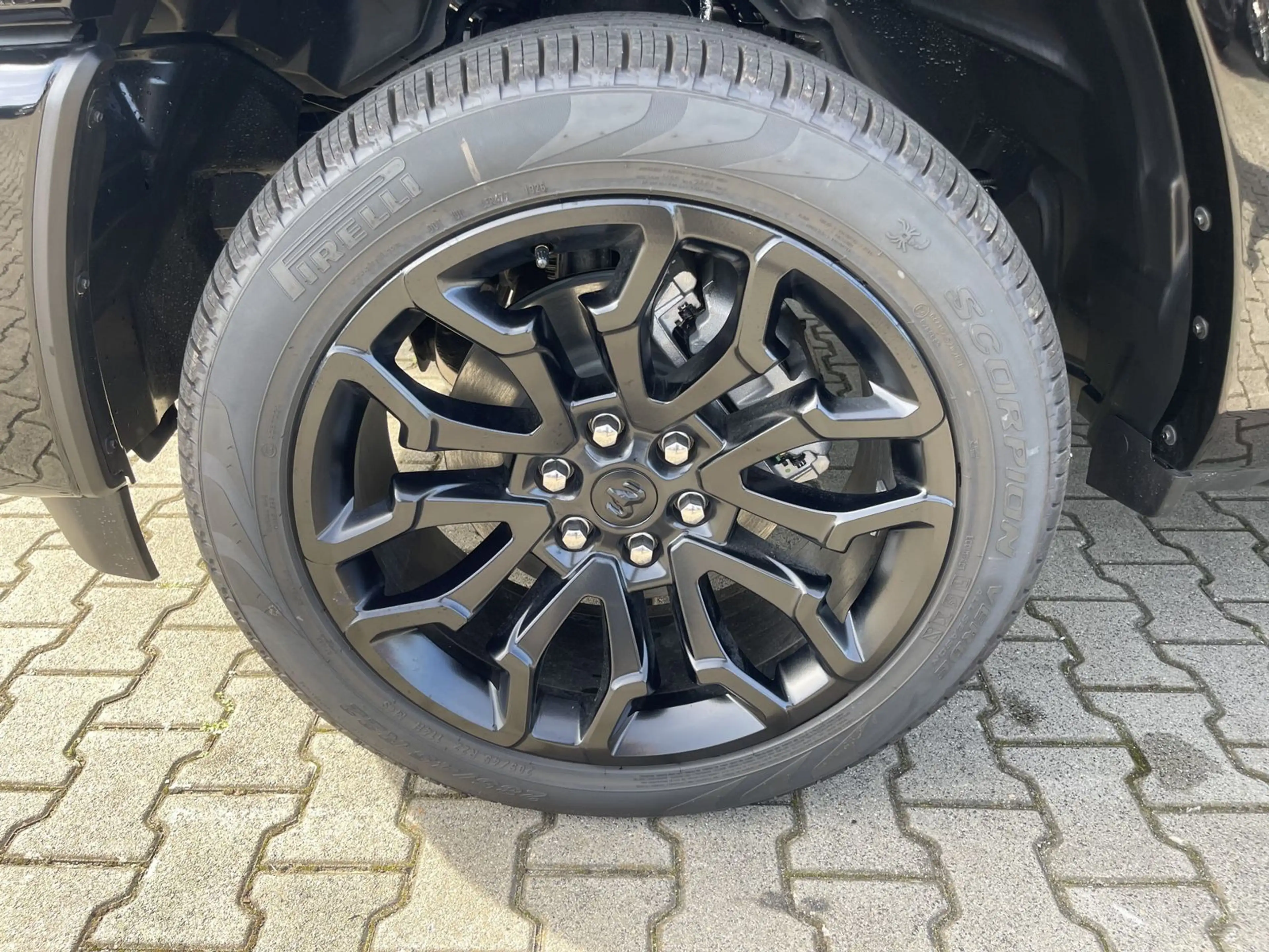 Dodge RAM 1500 Crew Cab Limited 5,7 HEMI V8 — photo 6