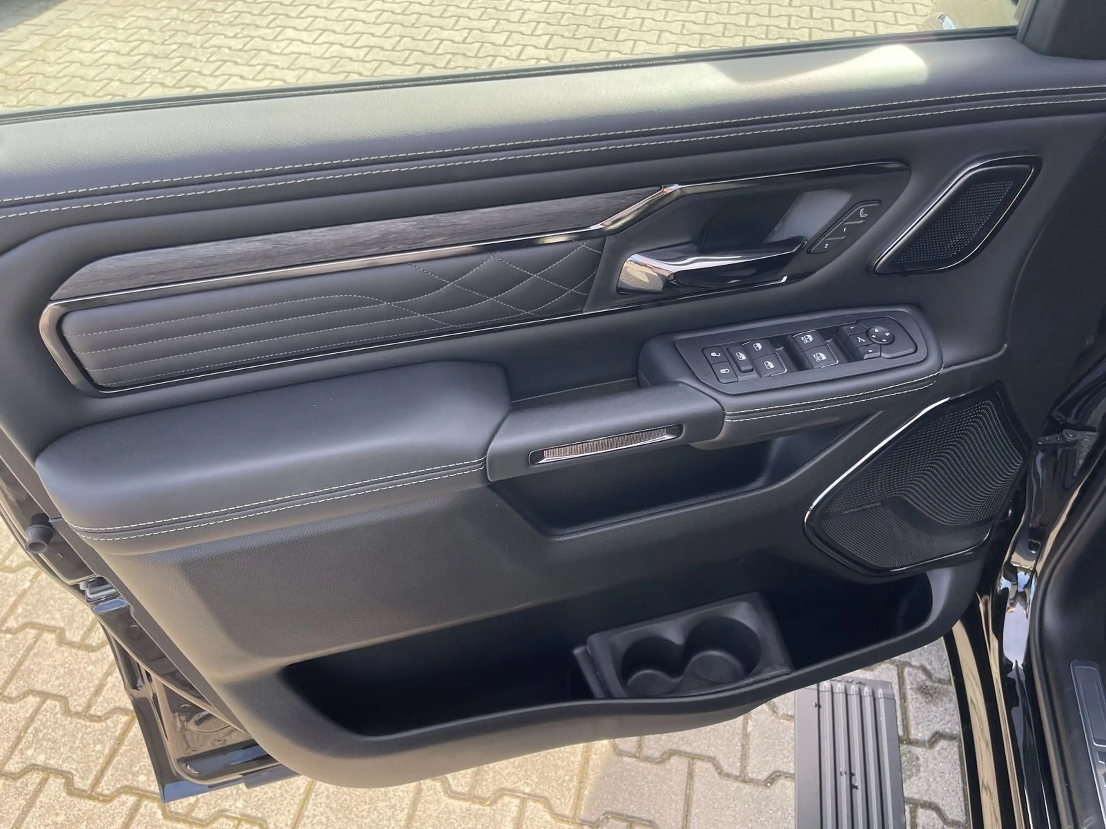 Dodge RAM 1500 Crew Cab Limited 5,7 HEMI V8 — photo 7