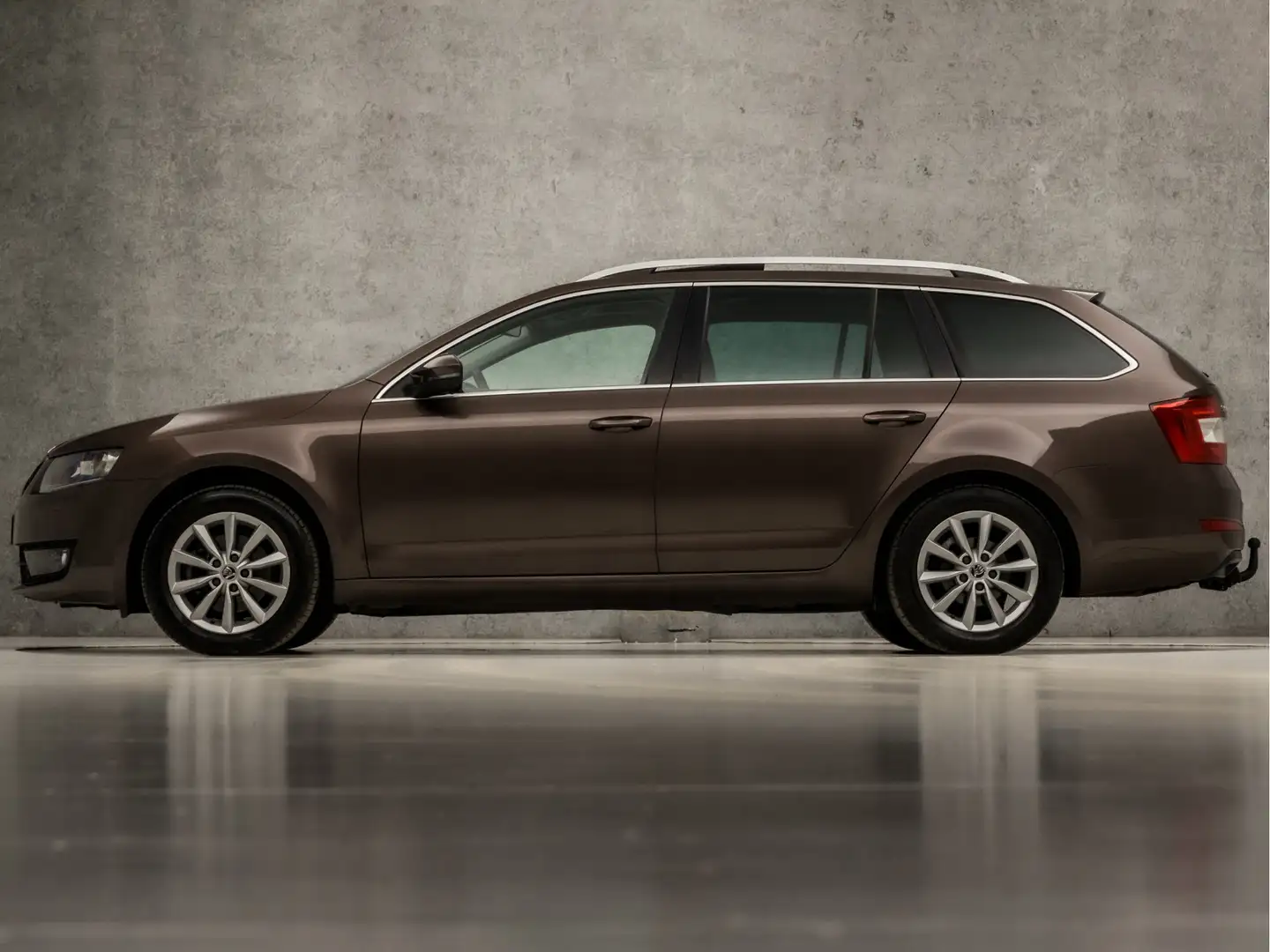 Skoda Octavia Combi 1.0 TSI Greentech Deluxe Automaat (PANORAMAD Bruin - 2