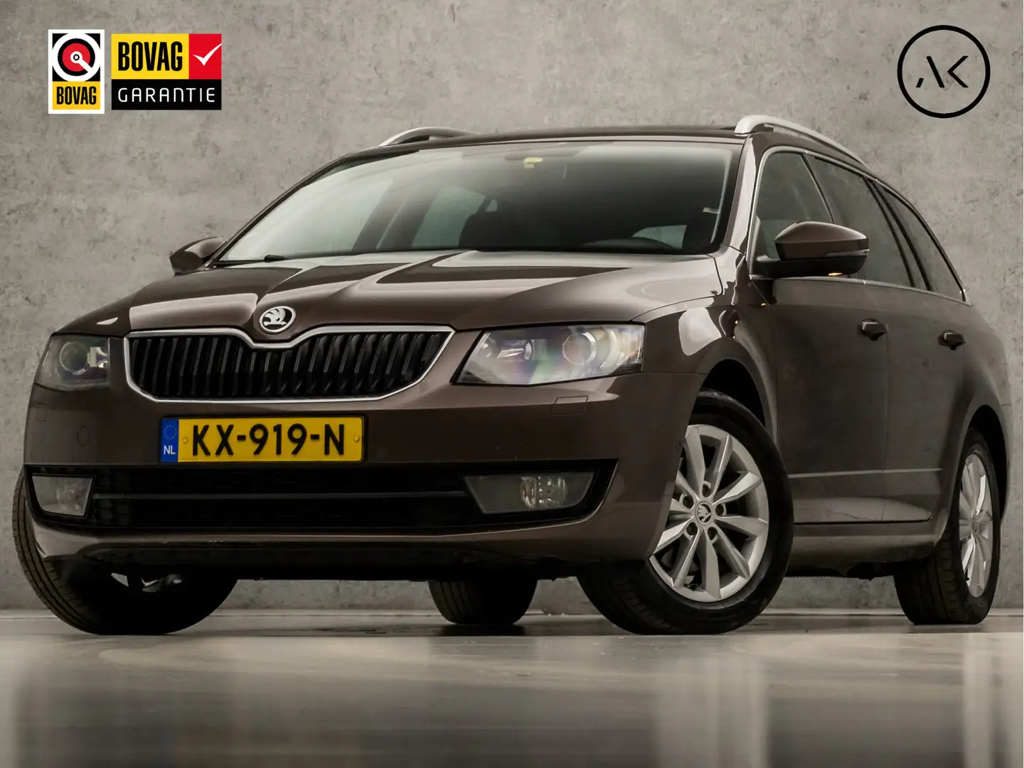 Skoda Octavia Combi 1.0 TSI Greentech Deluxe Automaat (PANORAMAD Bruin - 1
