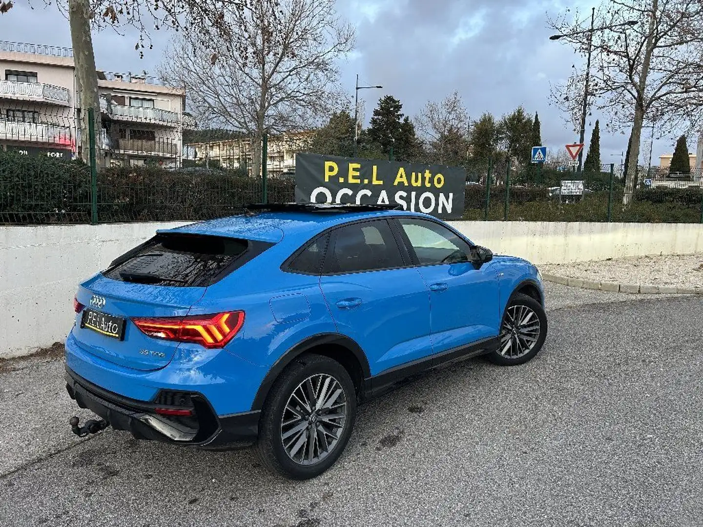 Audi Q3 35 TFSI 150 ch S tronic 7 S line Blau - 2