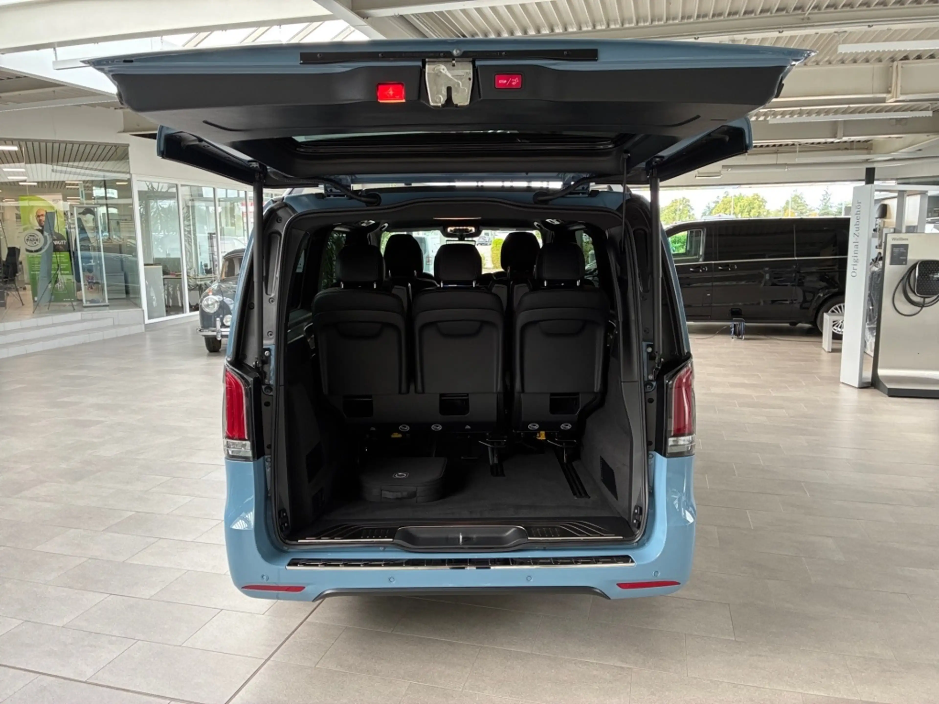 Mercedes-Benz EQV 300 Avantgarde Lang Airmatic, Burmester — photo 11