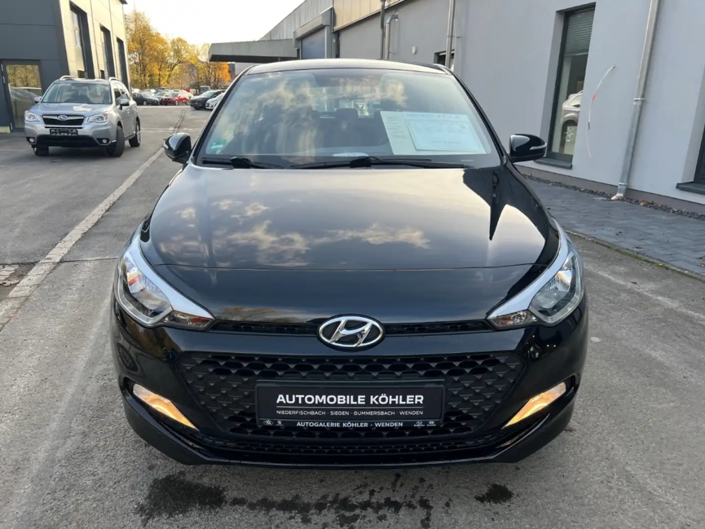 Hyundai i20 1.2 Classic Schaltgetriebe, Klima, ZV, FFB Schwarz - 2