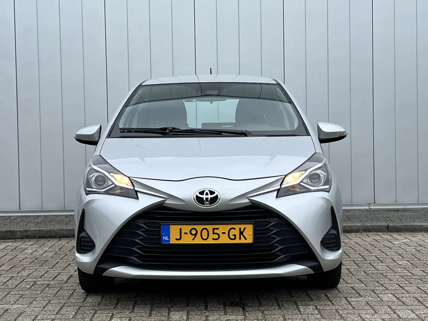 Toyota Yaris 1.5 VVT-i Active Clima Cruise Camera Trekhaak NL a Grijs - 2
