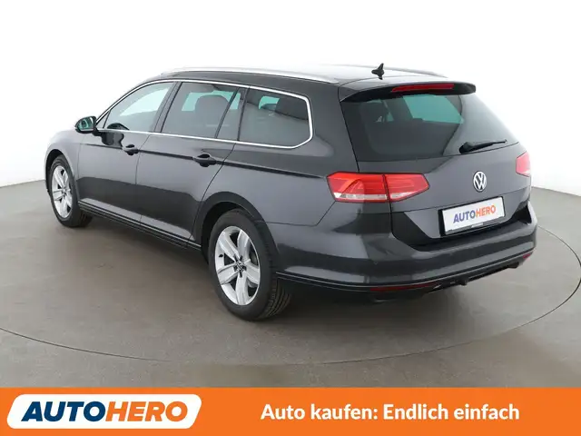 Volkswagen Passat view 4