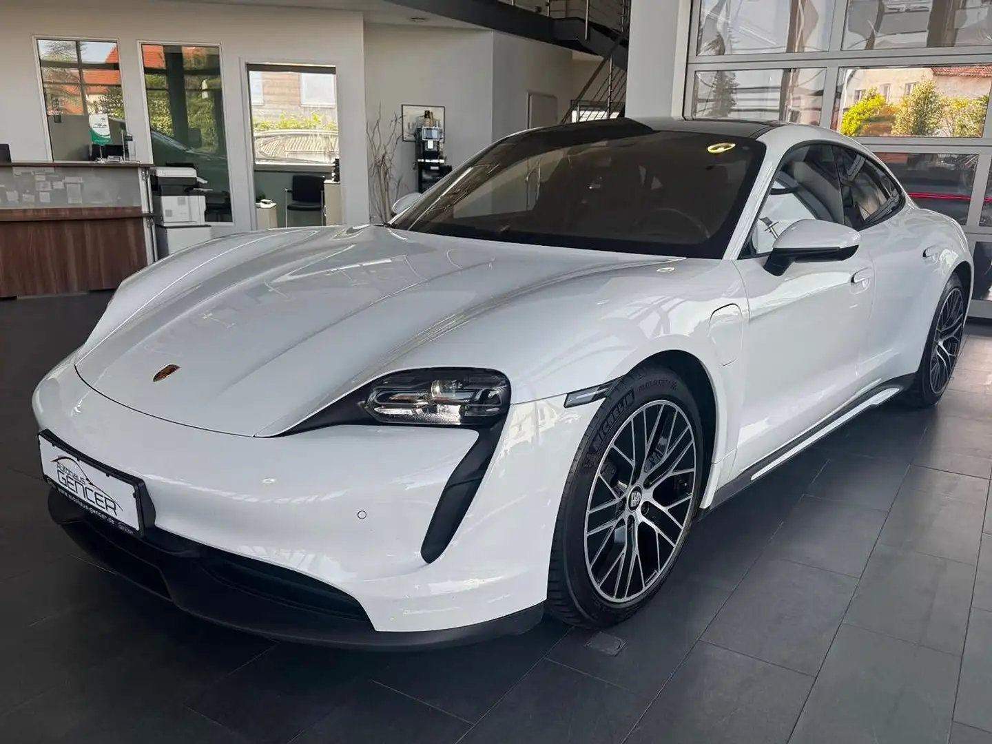 PORSCHE Taycan