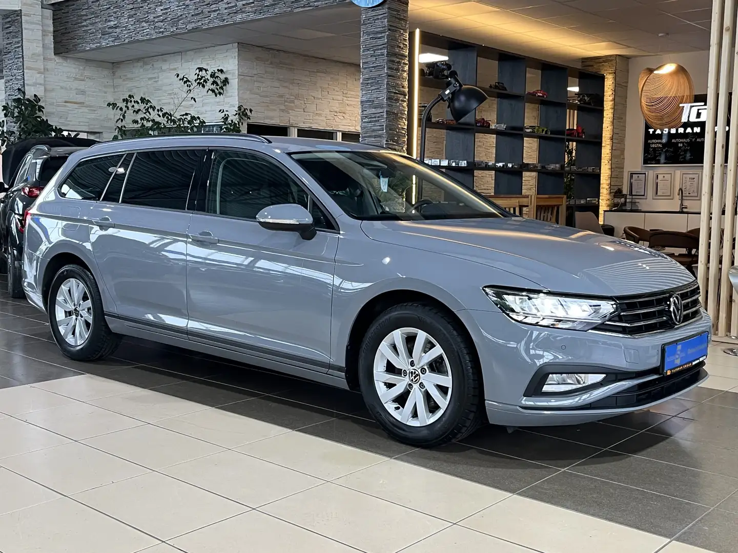 Volkswagen Passat Conceptline AHK Navi LED R.Cam PDC SHZ Grau - 1
