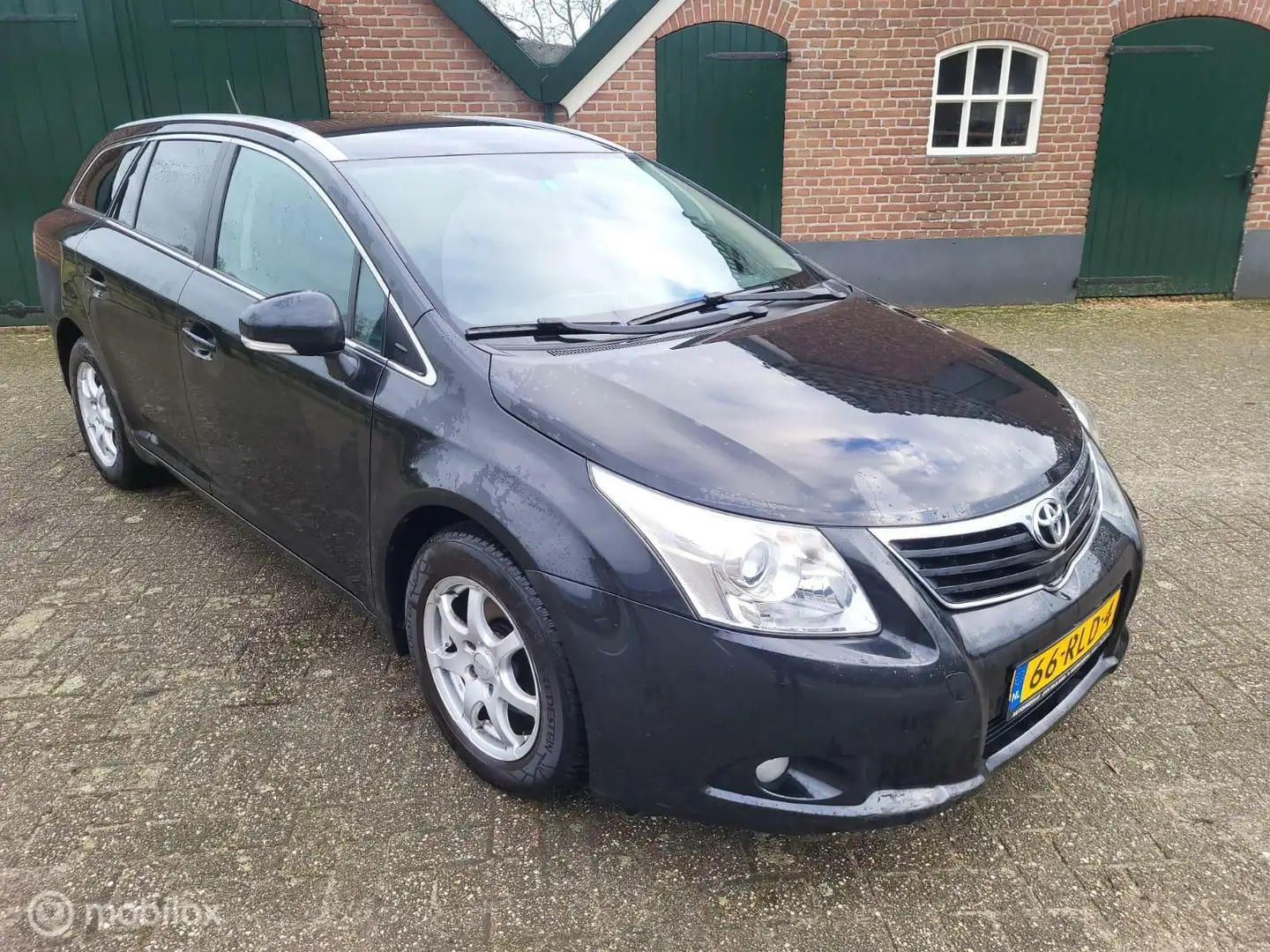 Toyota Avensis 2.0 D-4D Business Zwart - 2