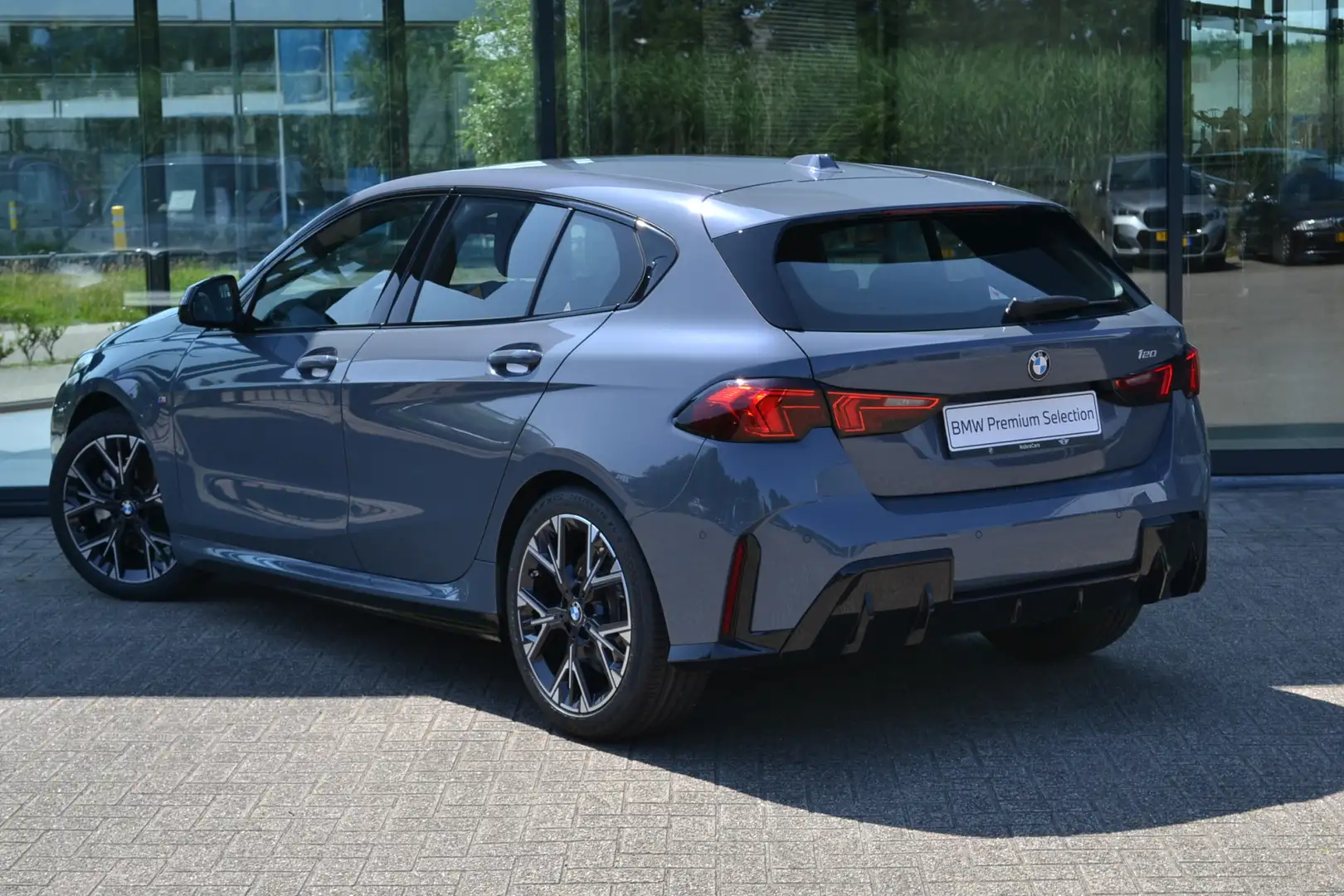 BMW 120 1 Serie M Sport Automaat / Sportstoelen / M Adapti Gris - 2