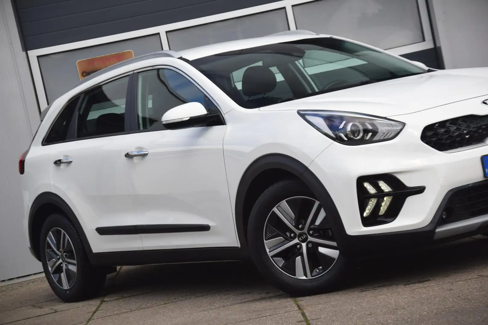 Kia Niro 1.6 GDi Hybrid DynamicLine Bílá - 2