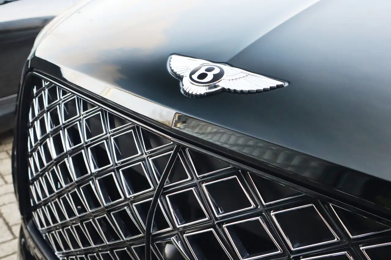 Bentley Bentayga 2024 — фото 11