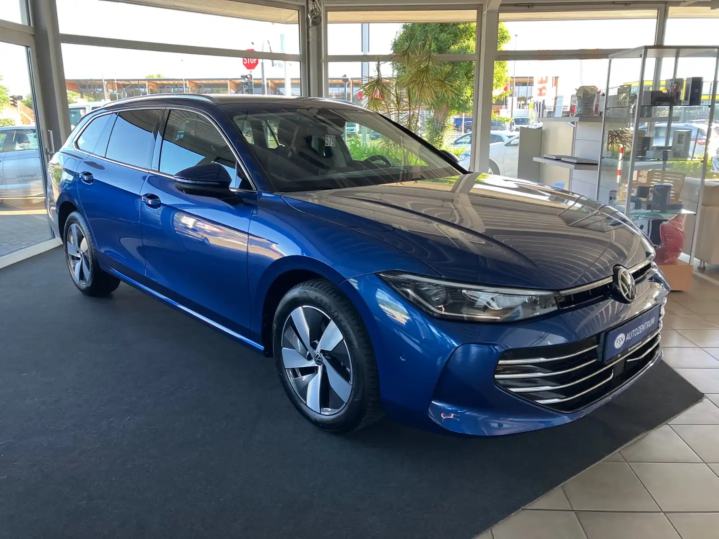 Volkswagen Passat Variant 2.0 TDI Elegance DSG IQ AHK RFK HUD Blauw - 2