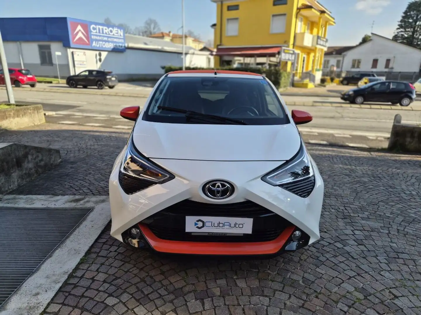 Toyota Aygo 1.0 x-wave Orange m-mt 72cv Bianco - 2
