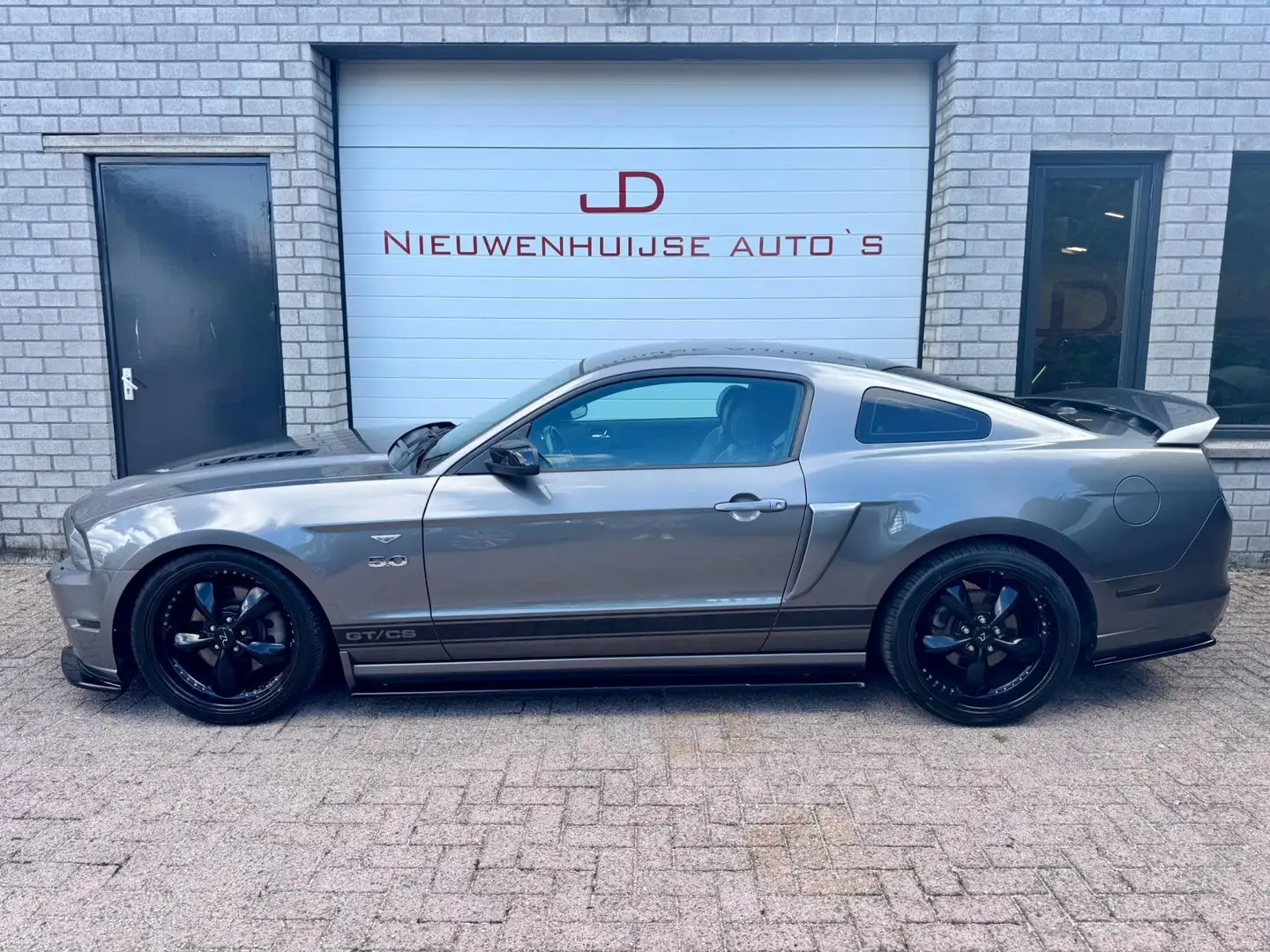 Ford Mustang Fastback 5.0 GT California Special, Maxton Design, Gris - 2