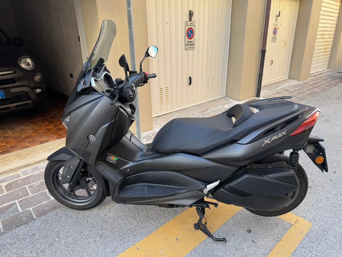 Yamaha X-Max 300 Fekete - 1