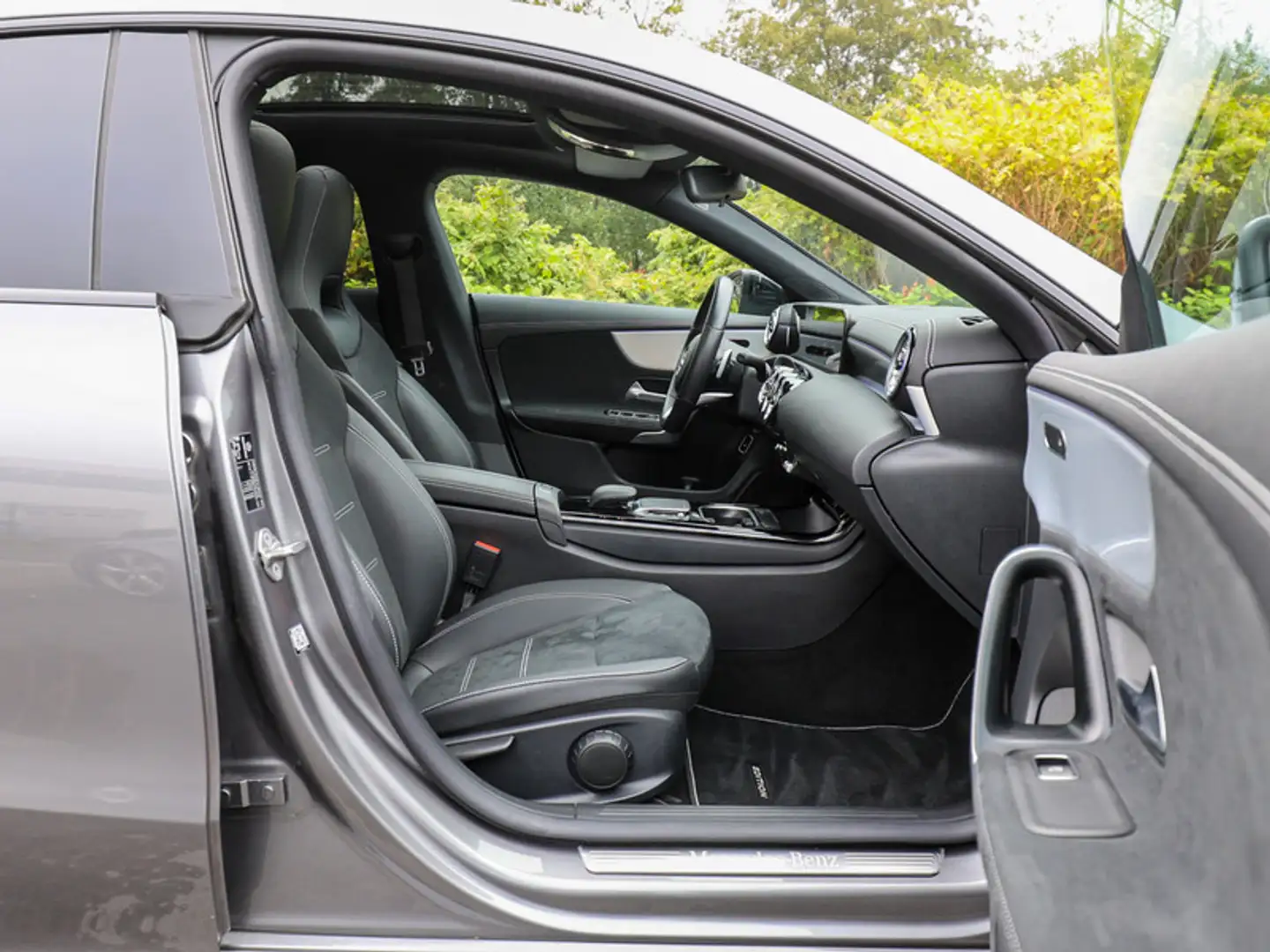 Mercedes-Benz CLA 250 e Coupé AMG-Sport/LED/Pano/Night/Ambi/18 Grau - 2