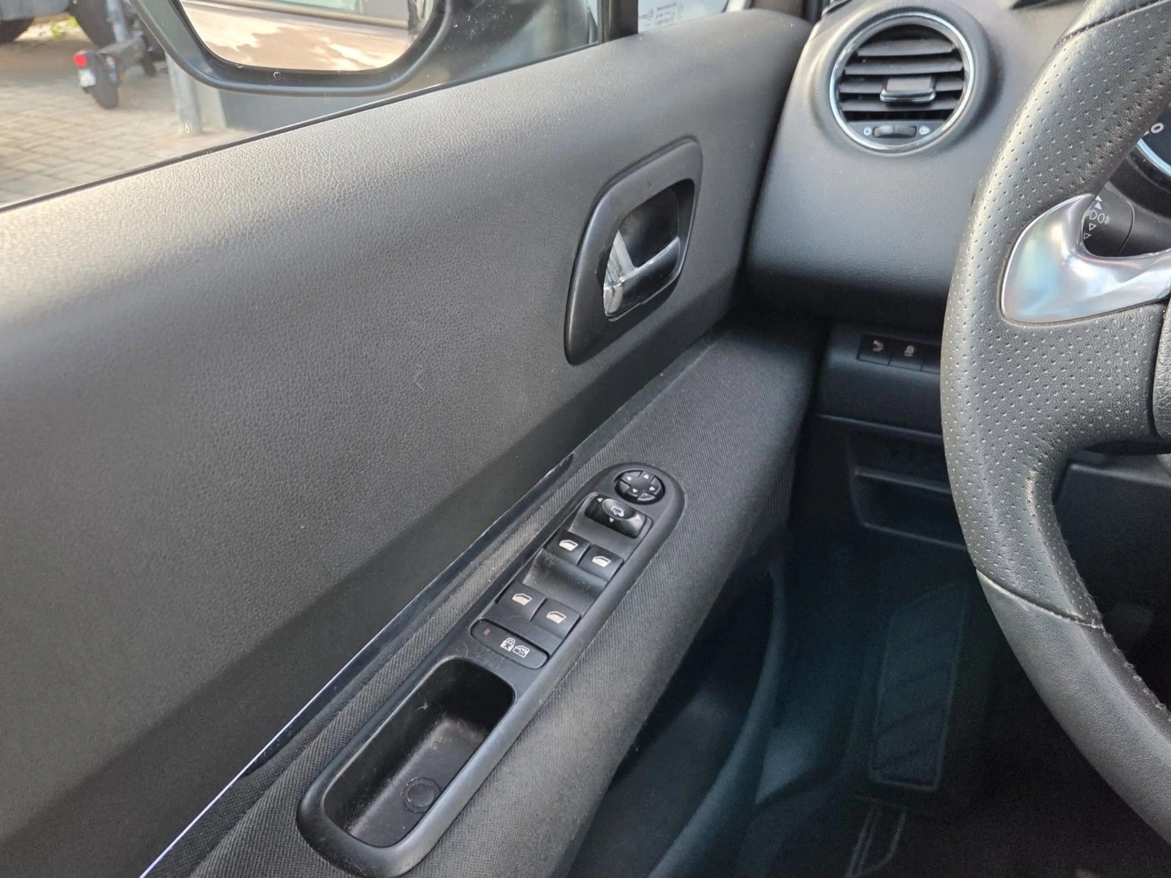 Peugeot 3008 Style 1.6HDI KLIMAAUTO/TEMP/PANO/HUD/EURO5 — photo 10