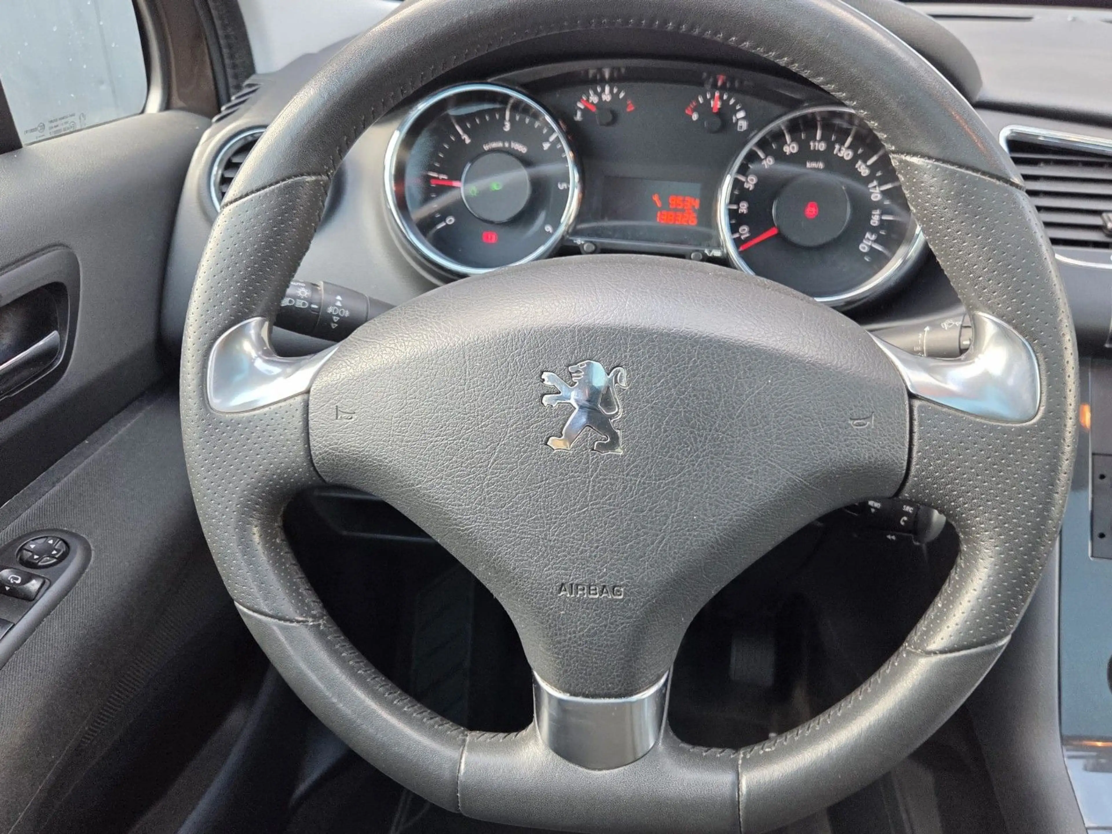 Peugeot 3008 Style 1.6HDI KLIMAAUTO/TEMP/PANO/HUD/EURO5 — photo 7