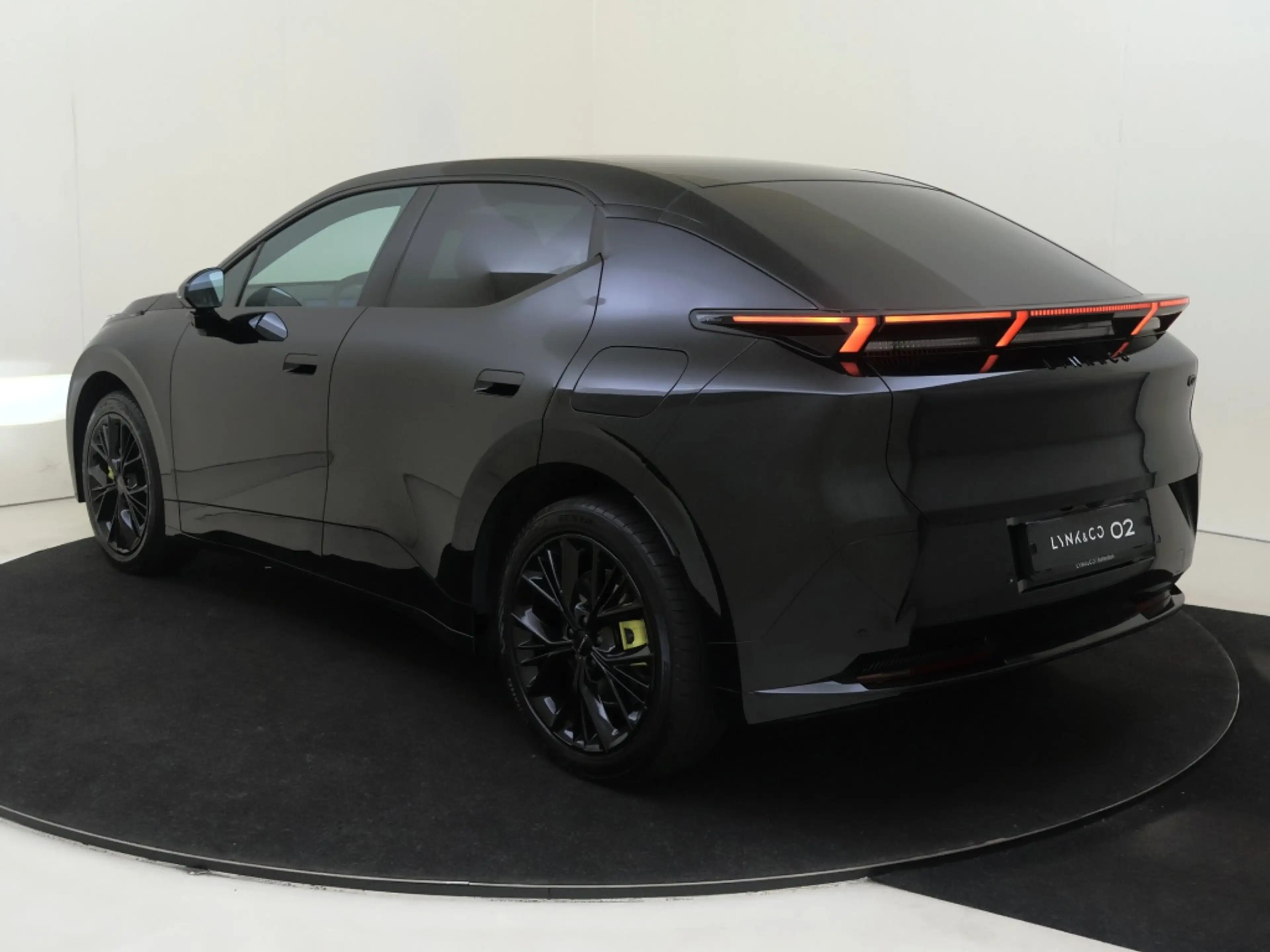 Lynk & Co 02 More | 20" zwarte velgen | Panoramadak | — photo 4
