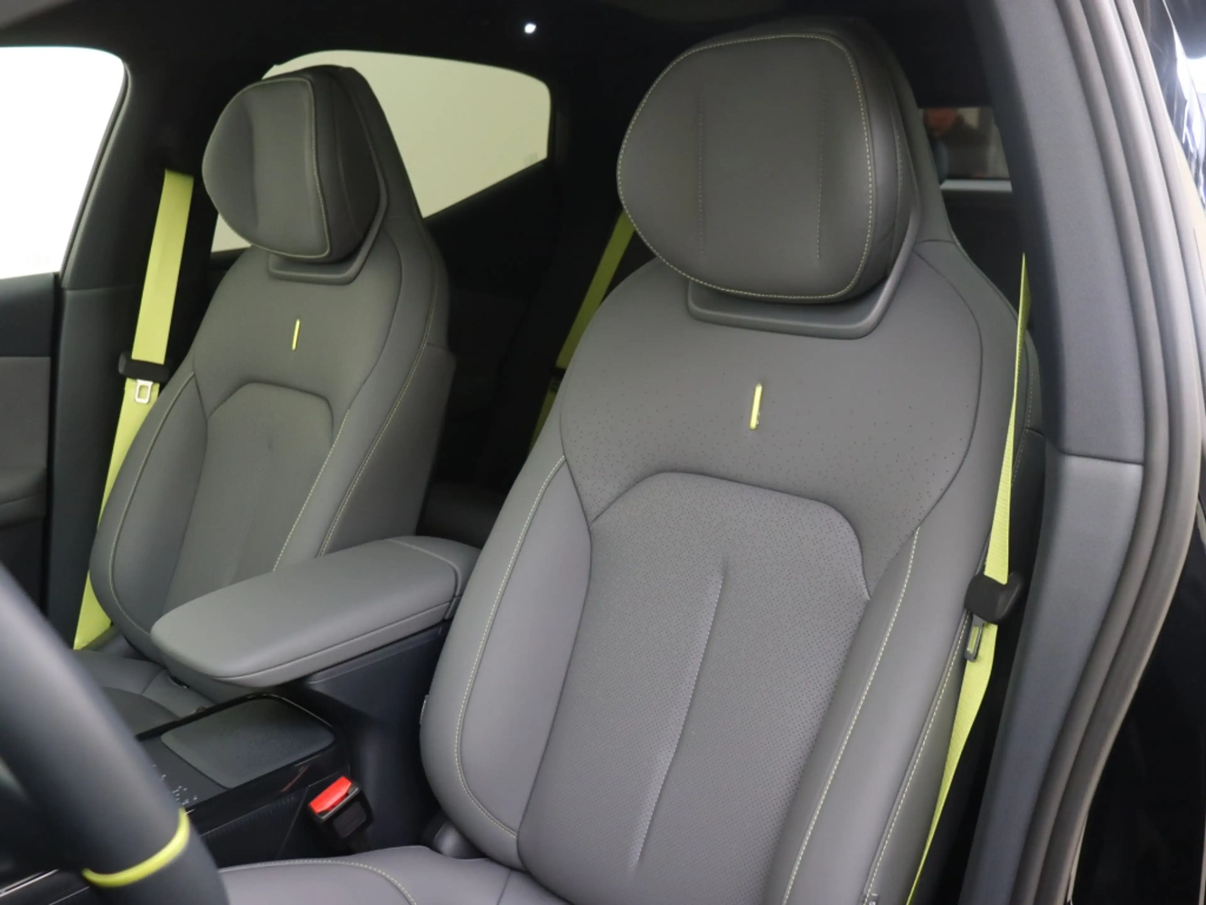 Lynk & Co 02 More | 20" zwarte velgen | Panoramadak | — photo 14