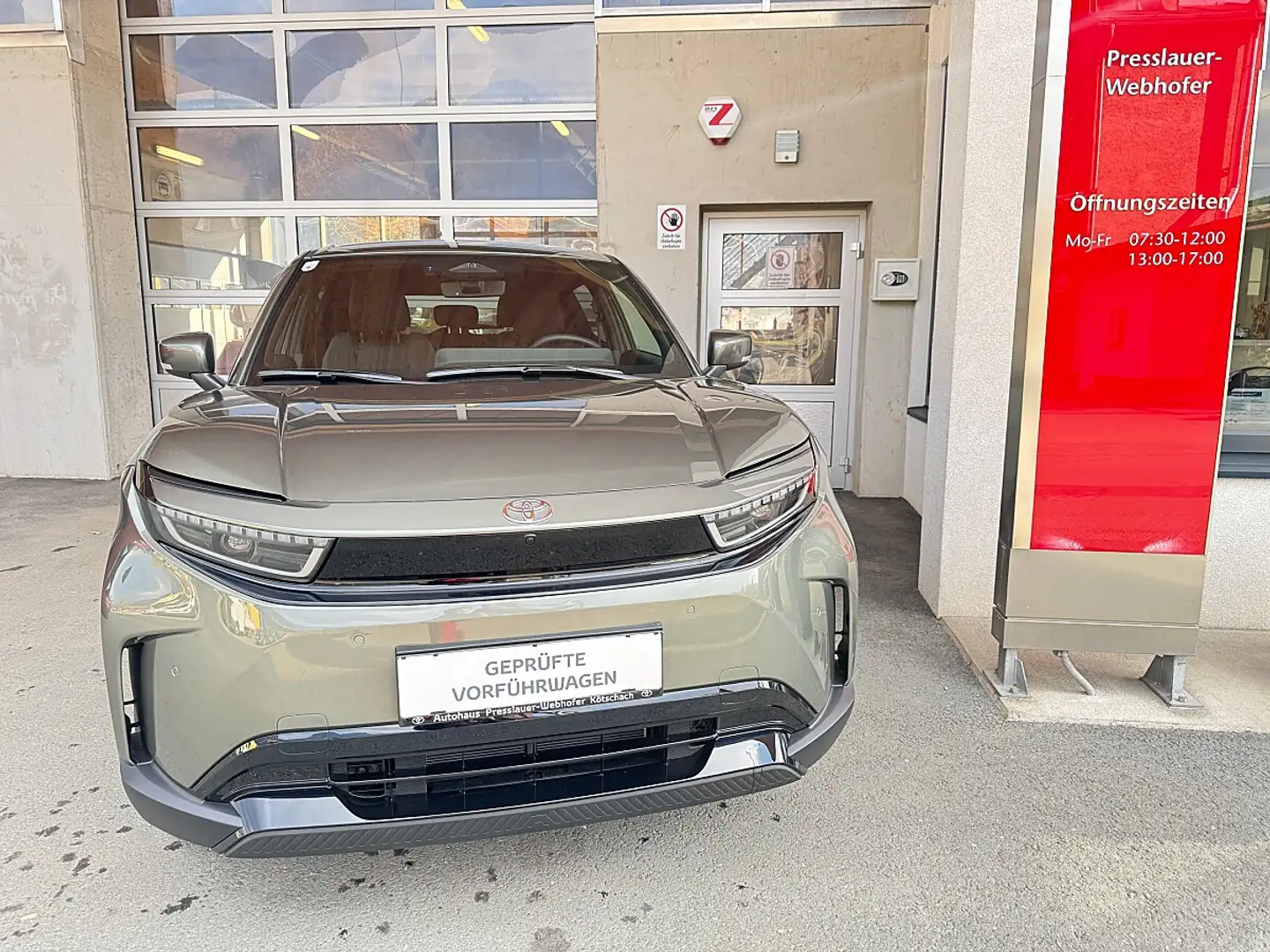 Toyota Urban Cruiser Elektro AWD 61kWh Teamplayer Aut. Grün - 2