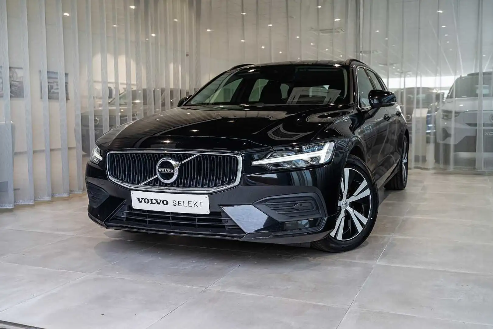 Volvo V60 Momentum Pro, B4 mild hybrid Zwart - 1