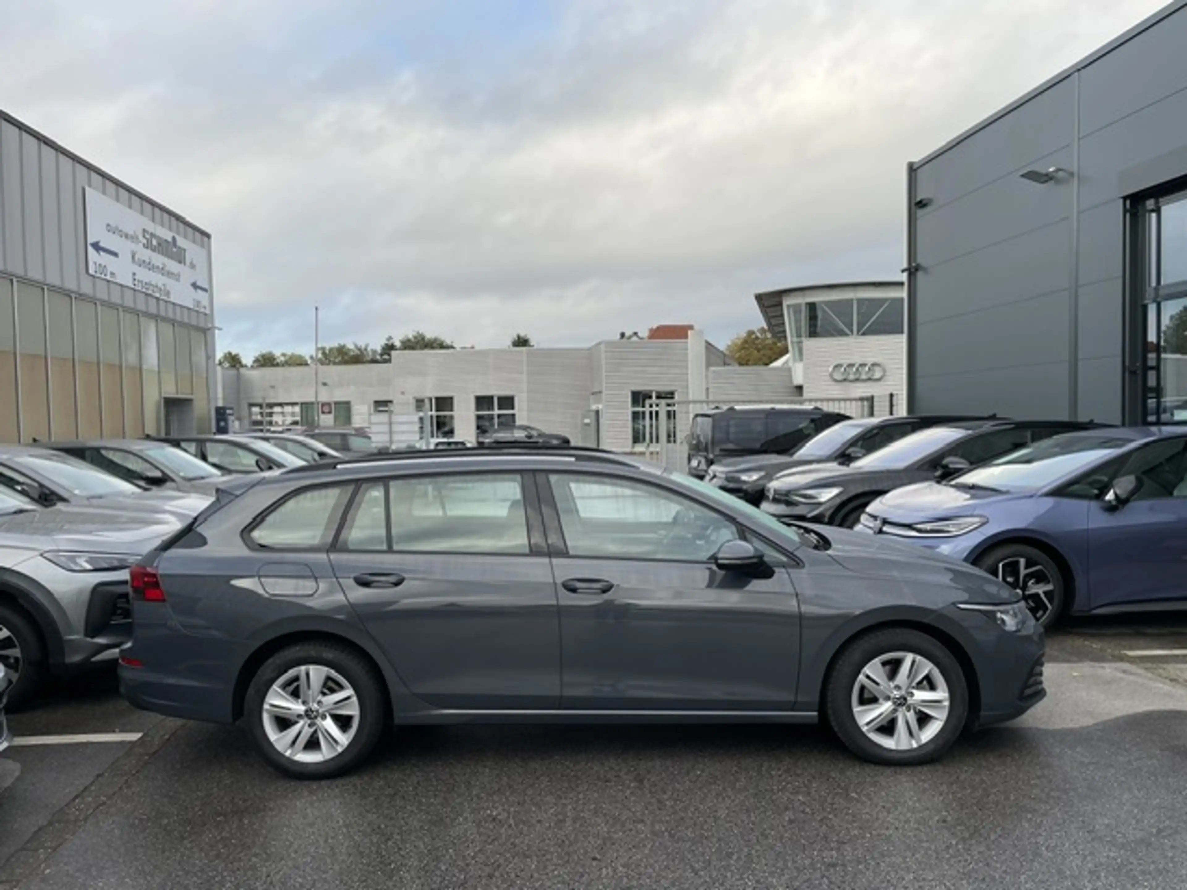 Volkswagen Golf VIII Variant 1.5 eTSi DSG Life AHK Navi ACC Sit... — photo 3