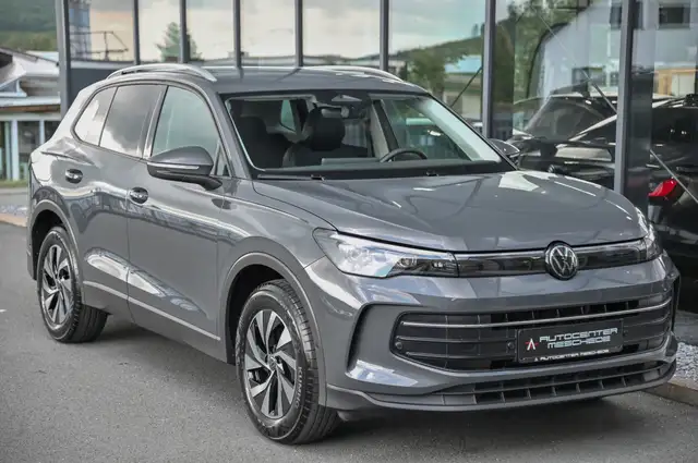 Volkswagen Tiguan view 3