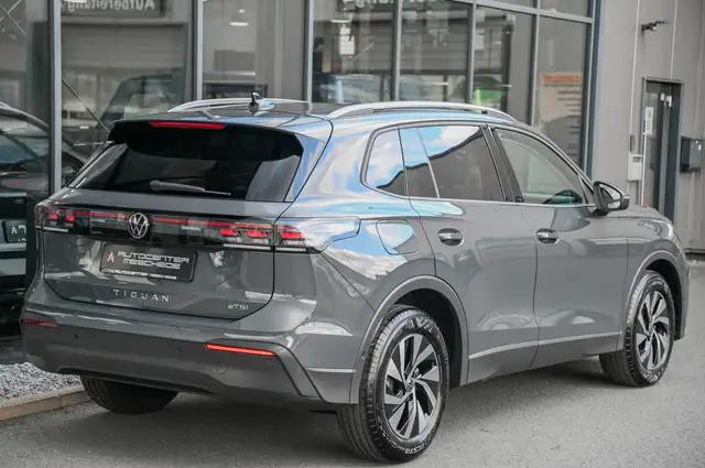 Volkswagen Tiguan view 4