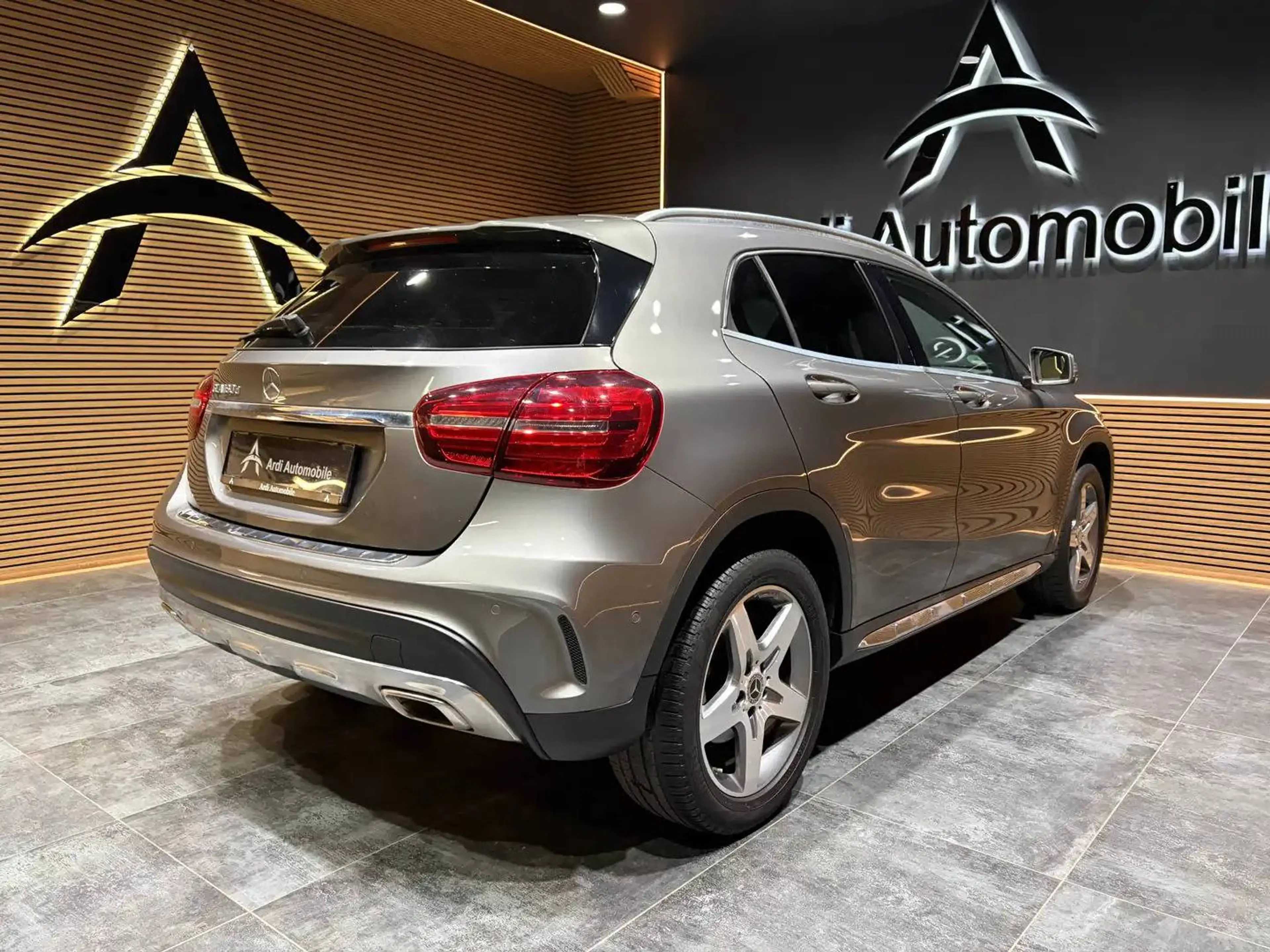 Mercedes-Benz GLA 180 d *PACK AMG*CARPLAY*CRUISE CONTROL*CAPTEUR AV+AR*GARANTIE* — photo 4