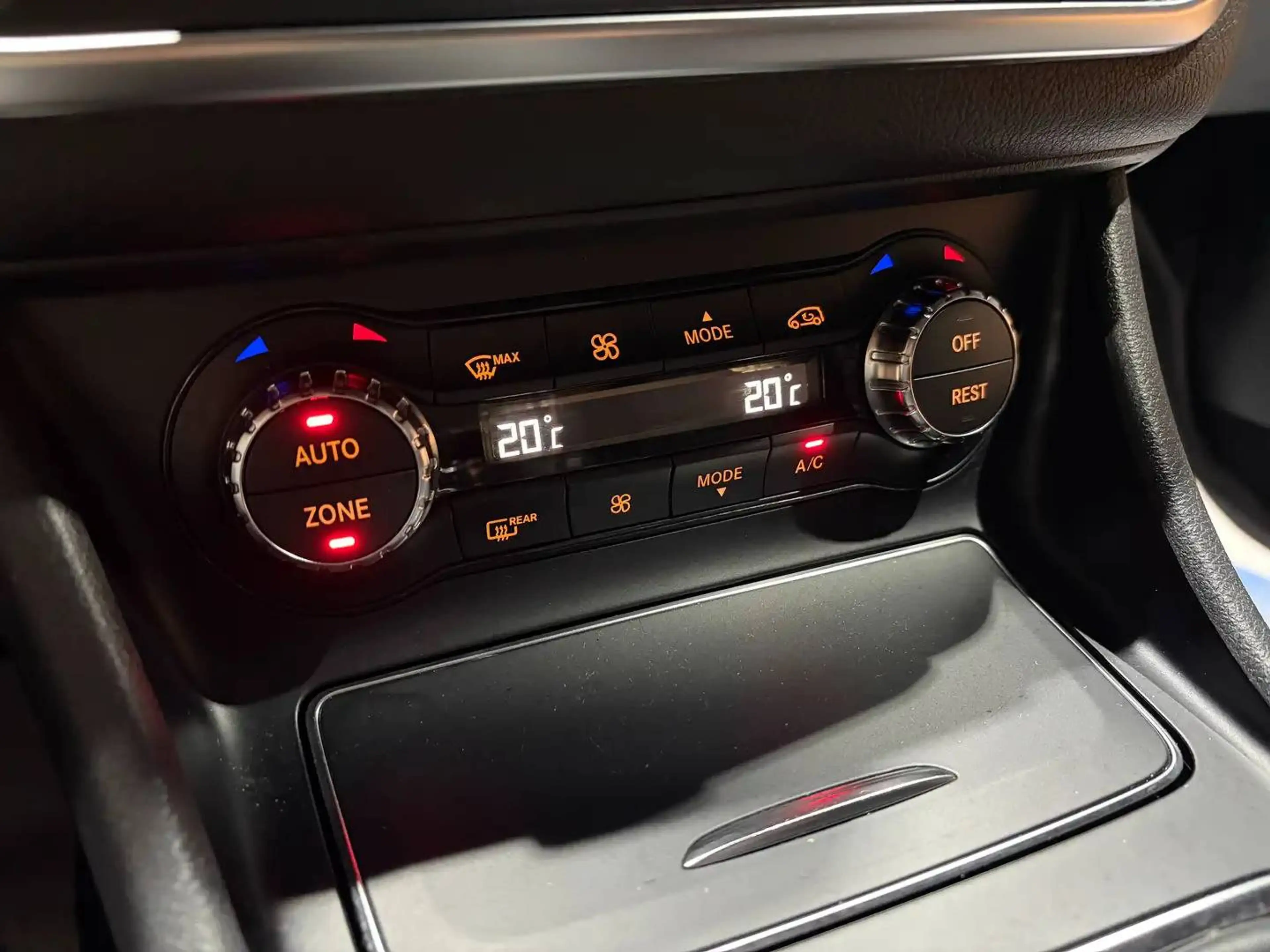 Mercedes-Benz GLA 180 d *PACK AMG*CARPLAY*CRUISE CONTROL*CAPTEUR AV+AR*GARANTIE* — photo 12