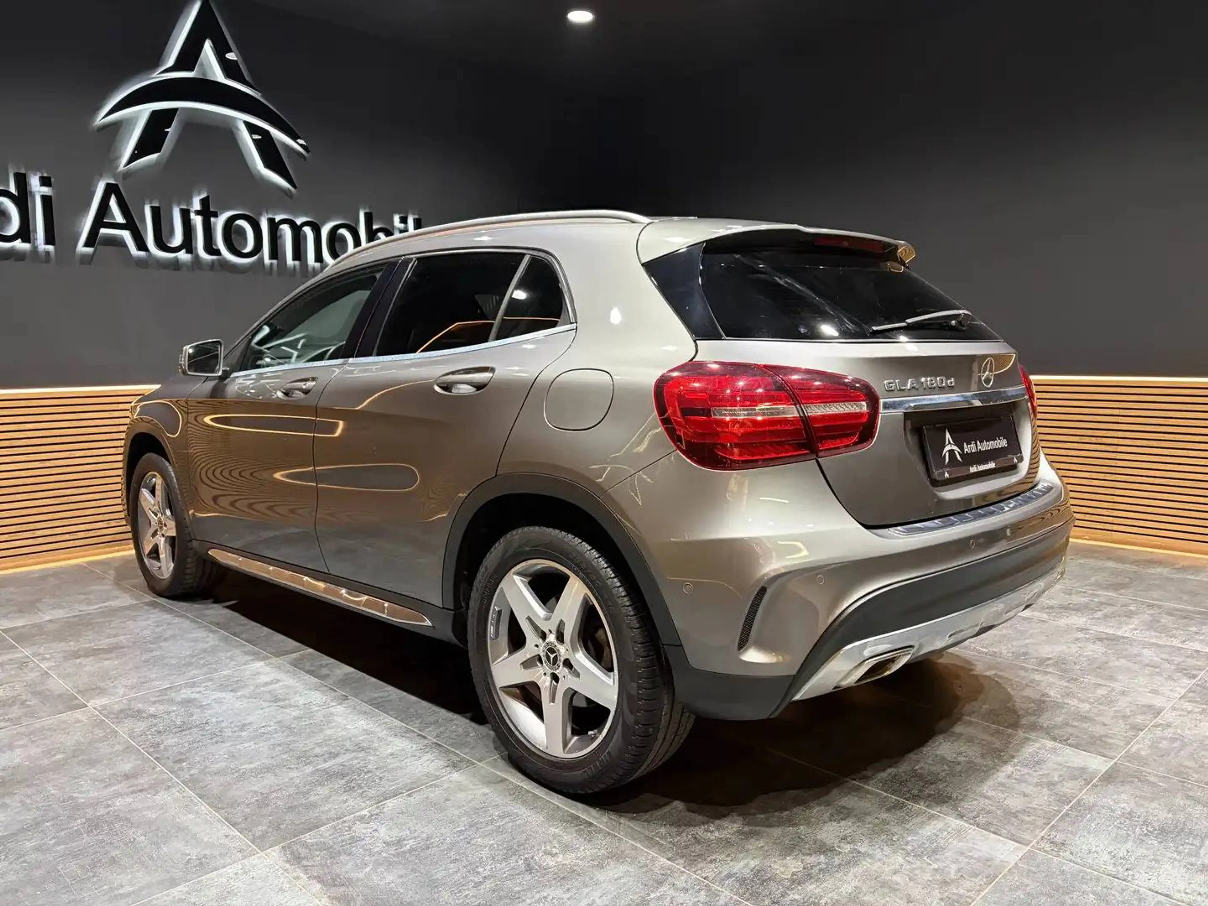 Mercedes-Benz GLA 180 d *PACK AMG*CARPLAY*CRUISE CONTROL*CAPTEUR AV+AR*GARANTIE* — photo 6